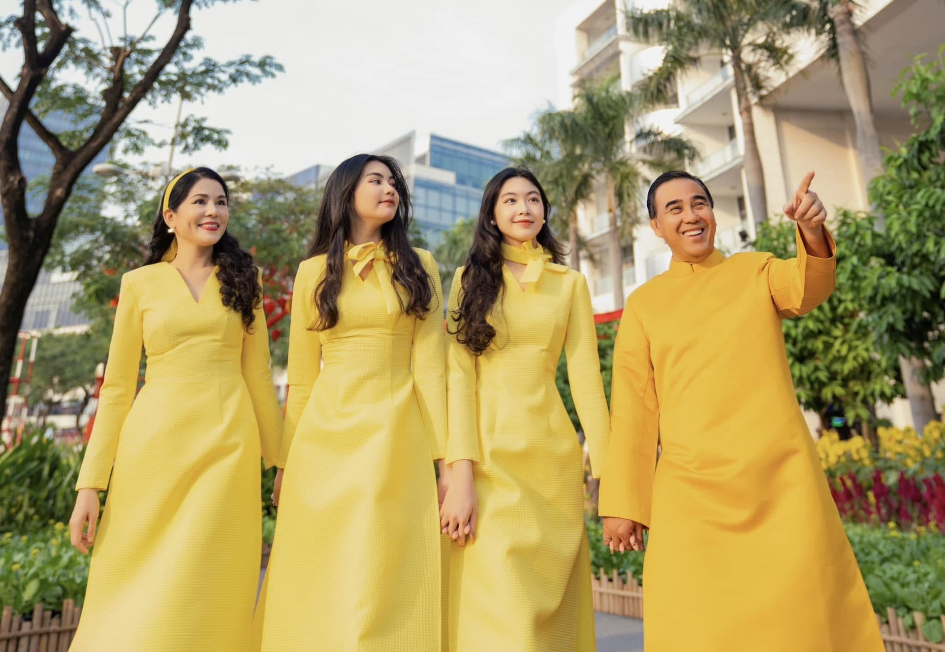 Gallery - Bí mật của MC Quyền Linh và vợ doanh nhân giàu có: Không ngủ chung giường, cứ tối lại xuống đất nằm