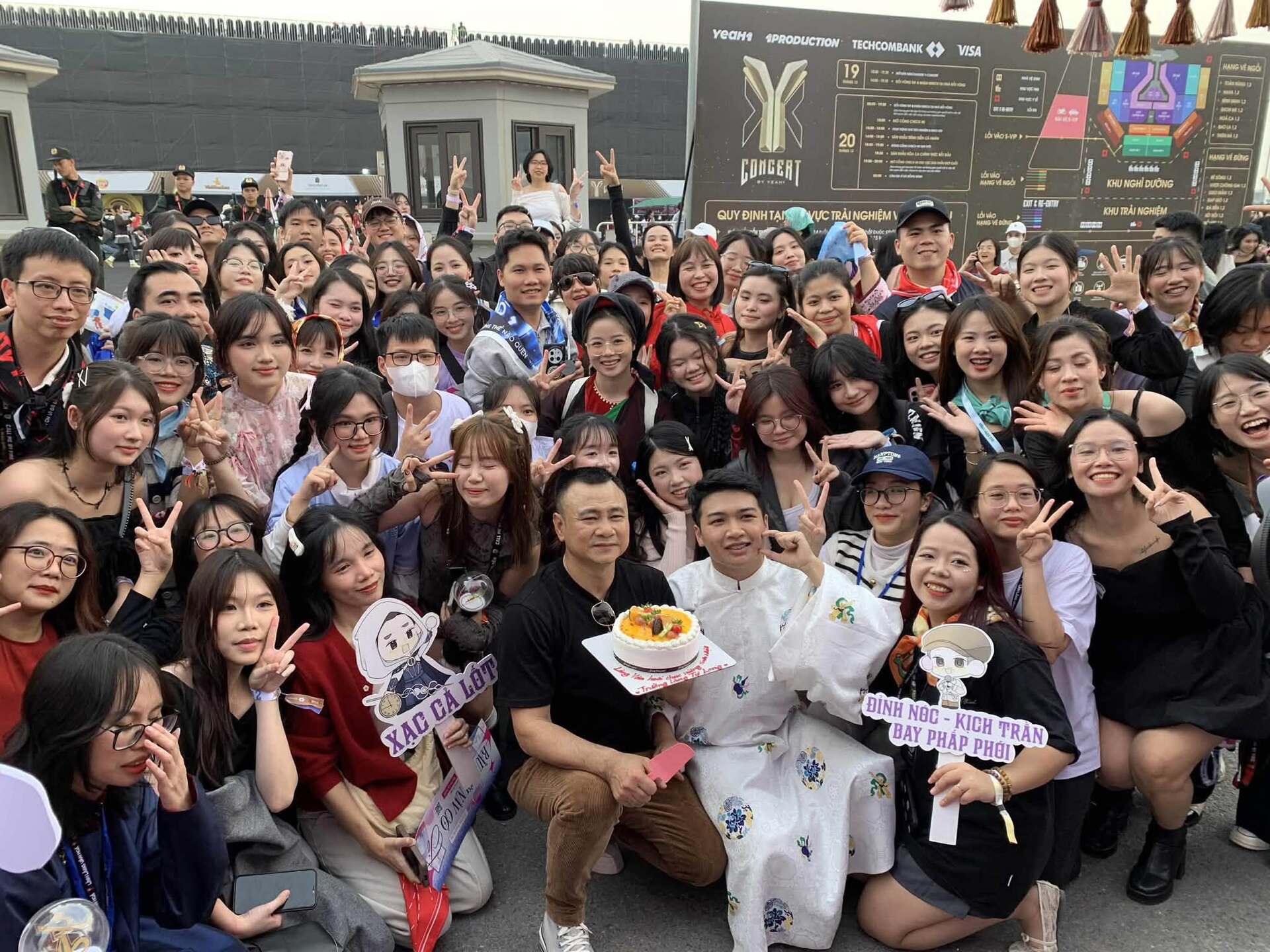 Gallery - Sao Việt 6/7: Phi Hùng phải lên tiếng về thông tin cưới 'mẹ đơn thân' Ngọc Lan; Võ Hạ Trâm nghẹn ngào tiễn biệt nghệ sĩ Bạch Vân - image 3