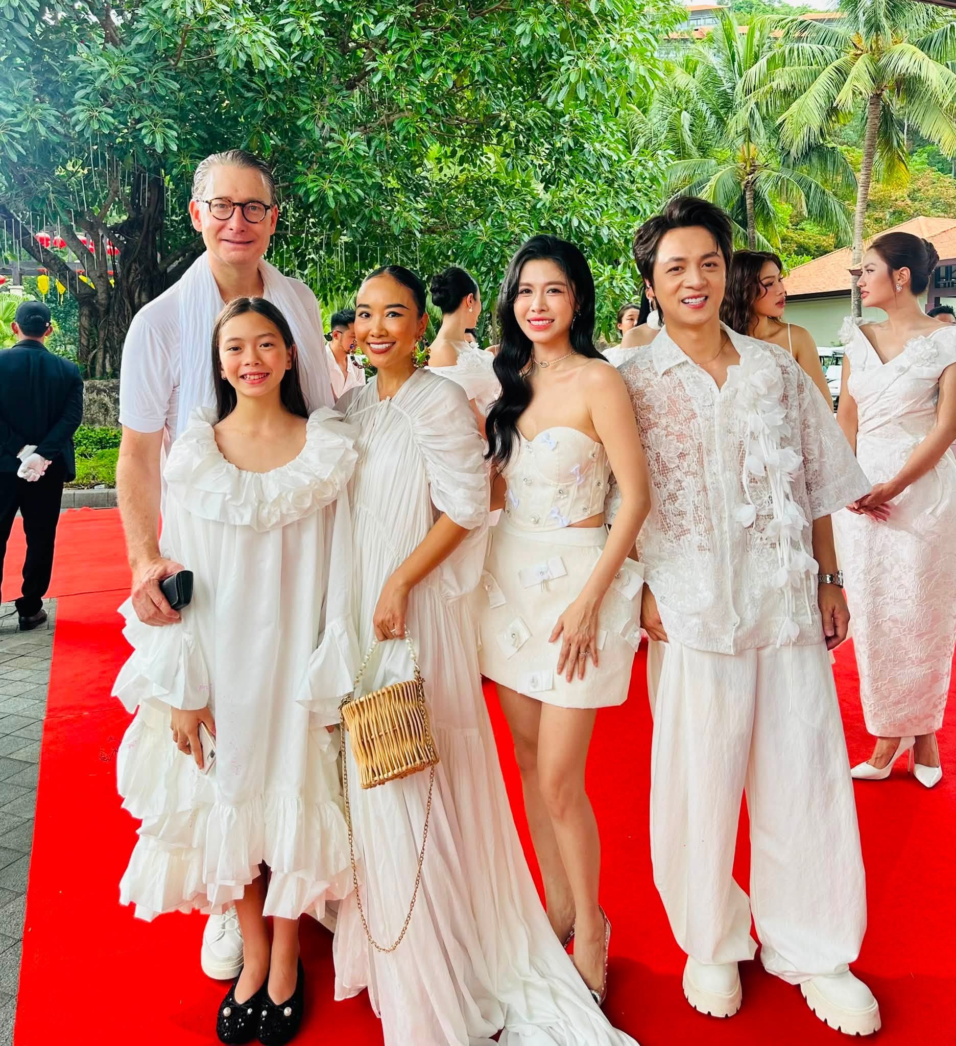 Gallery - Sao Việt 6/7: Phi Hùng phải lên tiếng về thông tin cưới 'mẹ đơn thân' Ngọc Lan; Võ Hạ Trâm nghẹn ngào tiễn biệt nghệ sĩ Bạch Vân - image 7