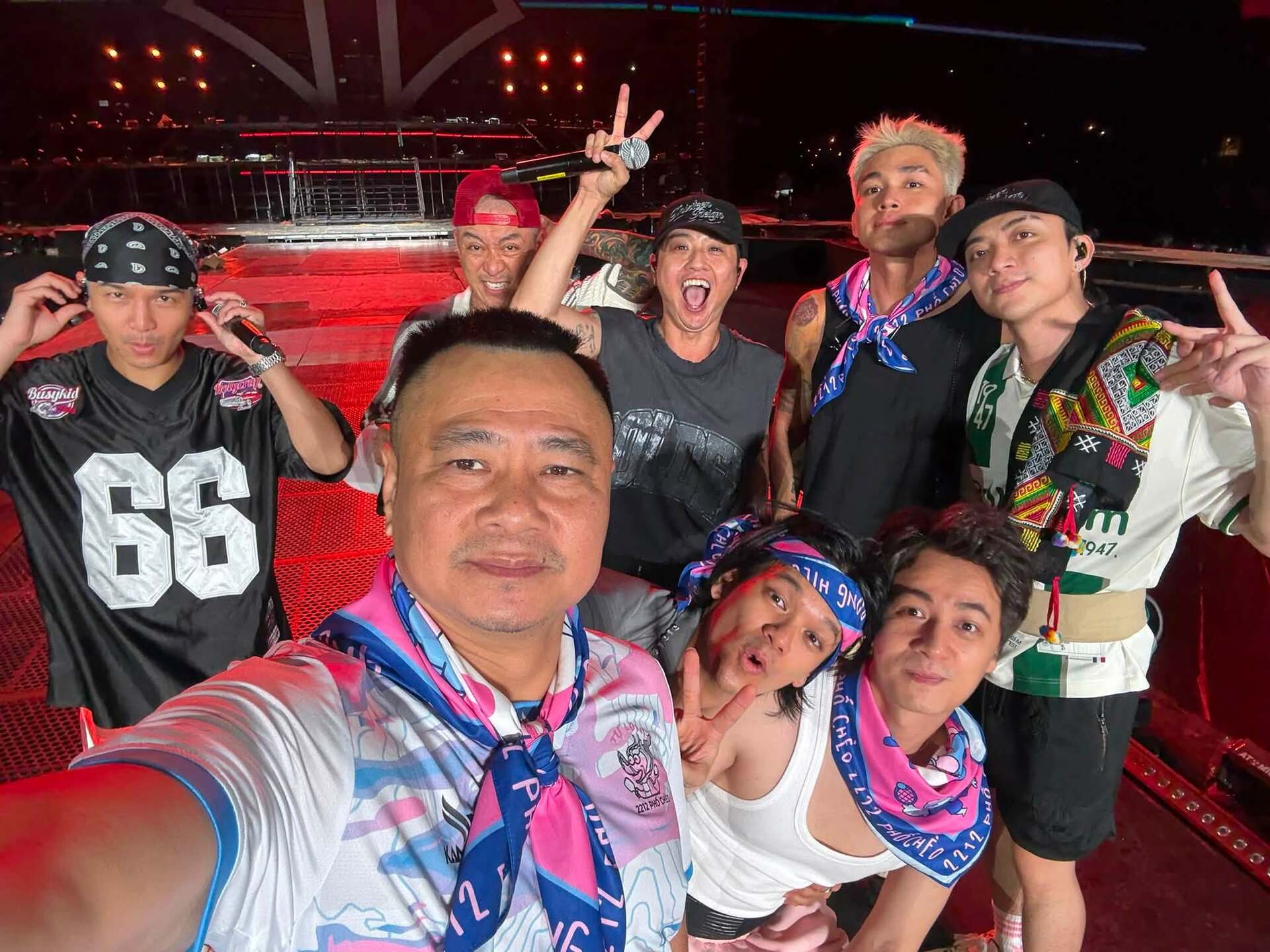 Gallery - Sao Việt 6/7: Phi Hùng phải lên tiếng về thông tin cưới 'mẹ đơn thân' Ngọc Lan; Võ Hạ Trâm nghẹn ngào tiễn biệt nghệ sĩ Bạch Vân - image 9
