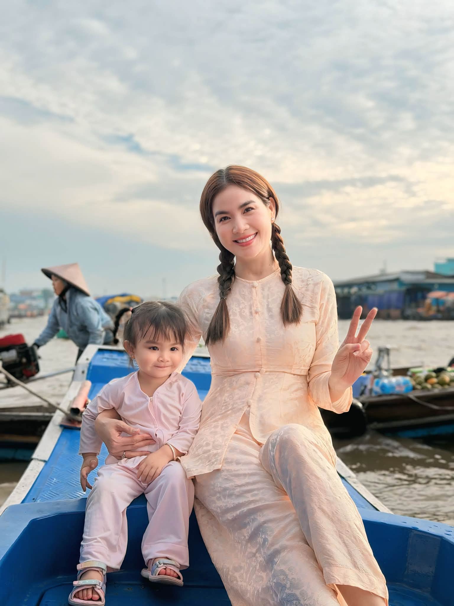 Gallery - Sao Việt 6/7: Phi Hùng phải lên tiếng về thông tin cưới 'mẹ đơn thân' Ngọc Lan; Võ Hạ Trâm nghẹn ngào tiễn biệt nghệ sĩ Bạch Vân - image 25