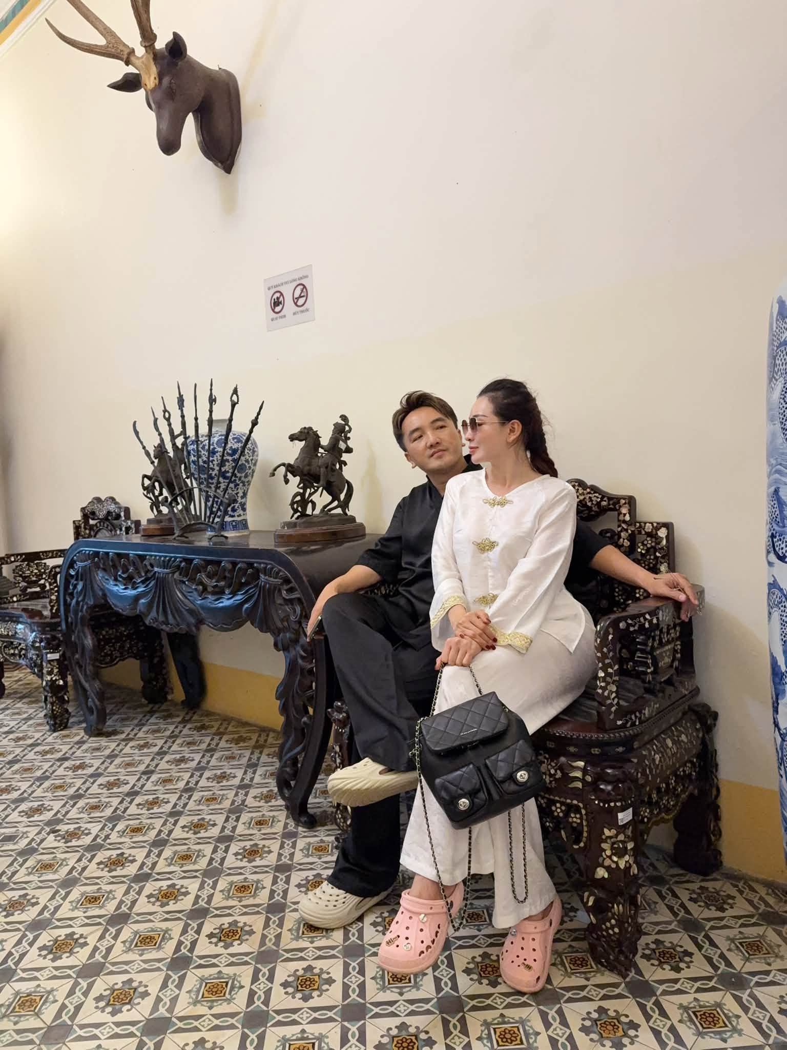 Gallery - Sao Việt 6/7: Phi Hùng phải lên tiếng về thông tin cưới 'mẹ đơn thân' Ngọc Lan; Võ Hạ Trâm nghẹn ngào tiễn biệt nghệ sĩ Bạch Vân - image 26