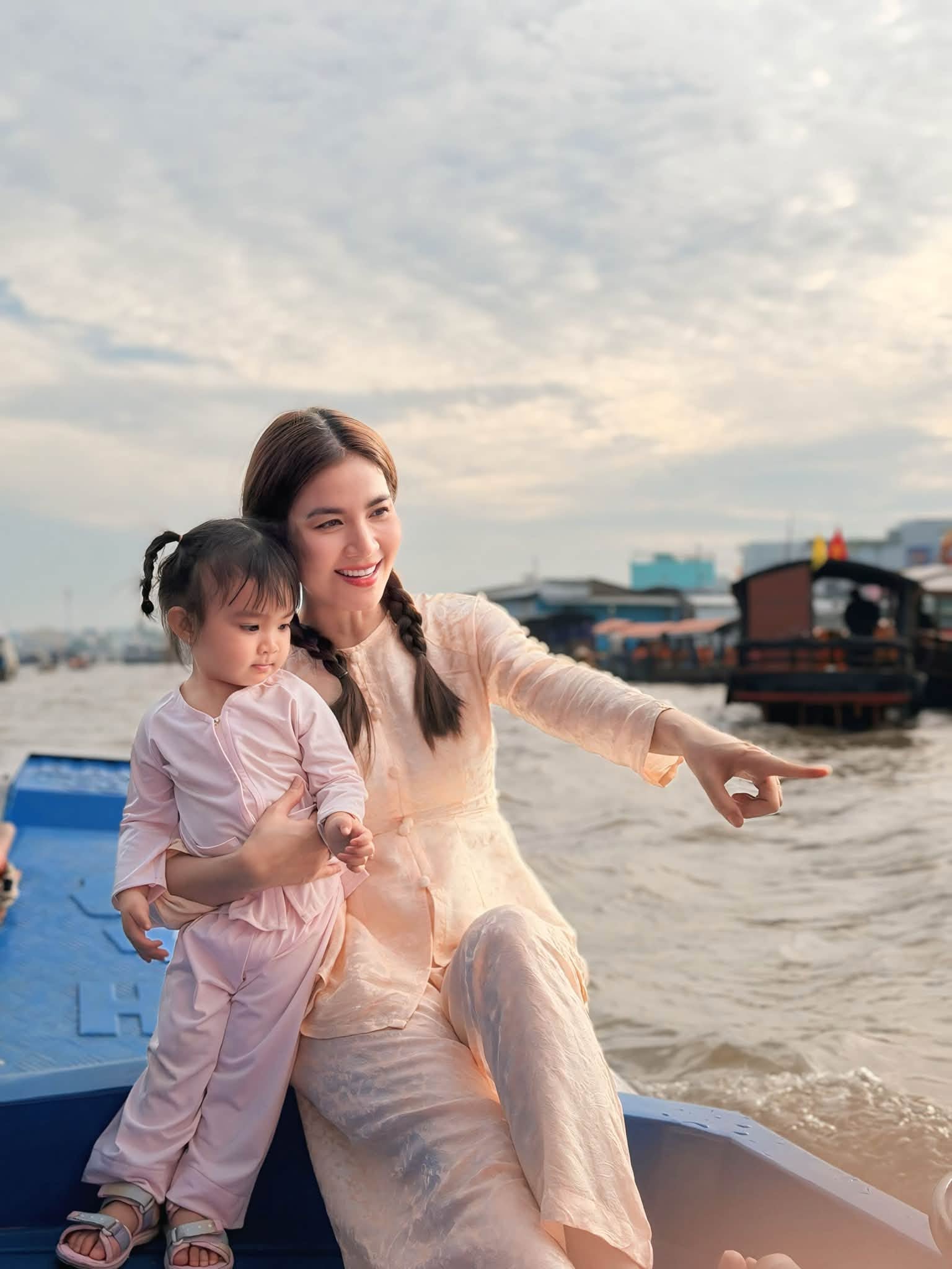 Gallery - Sao Việt 6/7: Phi Hùng phải lên tiếng về thông tin cưới 'mẹ đơn thân' Ngọc Lan; Võ Hạ Trâm nghẹn ngào tiễn biệt nghệ sĩ Bạch Vân - image 28