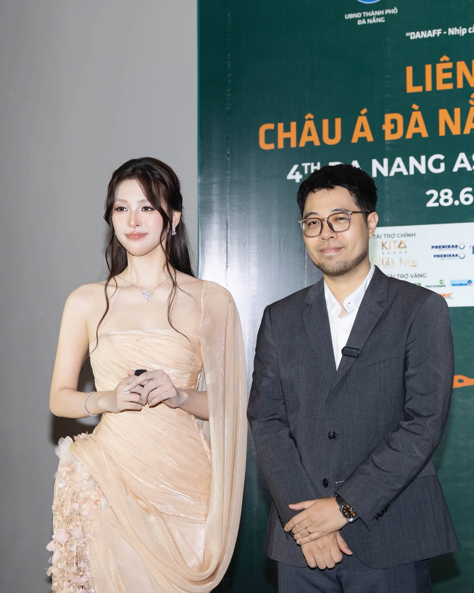 Gallery - Sao Việt 6/7: Phi Hùng phải lên tiếng về thông tin cưới 'mẹ đơn thân' Ngọc Lan; Võ Hạ Trâm nghẹn ngào tiễn biệt nghệ sĩ Bạch Vân - image 32
