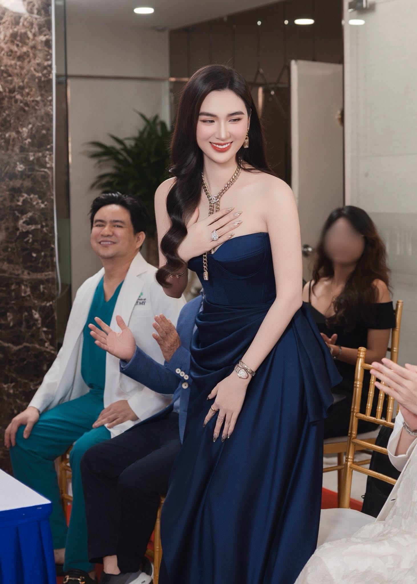 Gallery - Sinh nhật bác sĩ Chiêm Quốc Thái: Ngọc Loan và người phụ nữ đặc biệt cùng xuất hiện - image 2