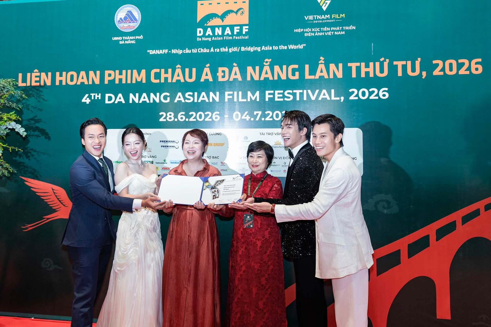 Gallery - Sao Việt 6/7: Phi Hùng phải lên tiếng về thông tin cưới 'mẹ đơn thân' Ngọc Lan; Võ Hạ Trâm nghẹn ngào tiễn biệt nghệ sĩ Bạch Vân - image 36