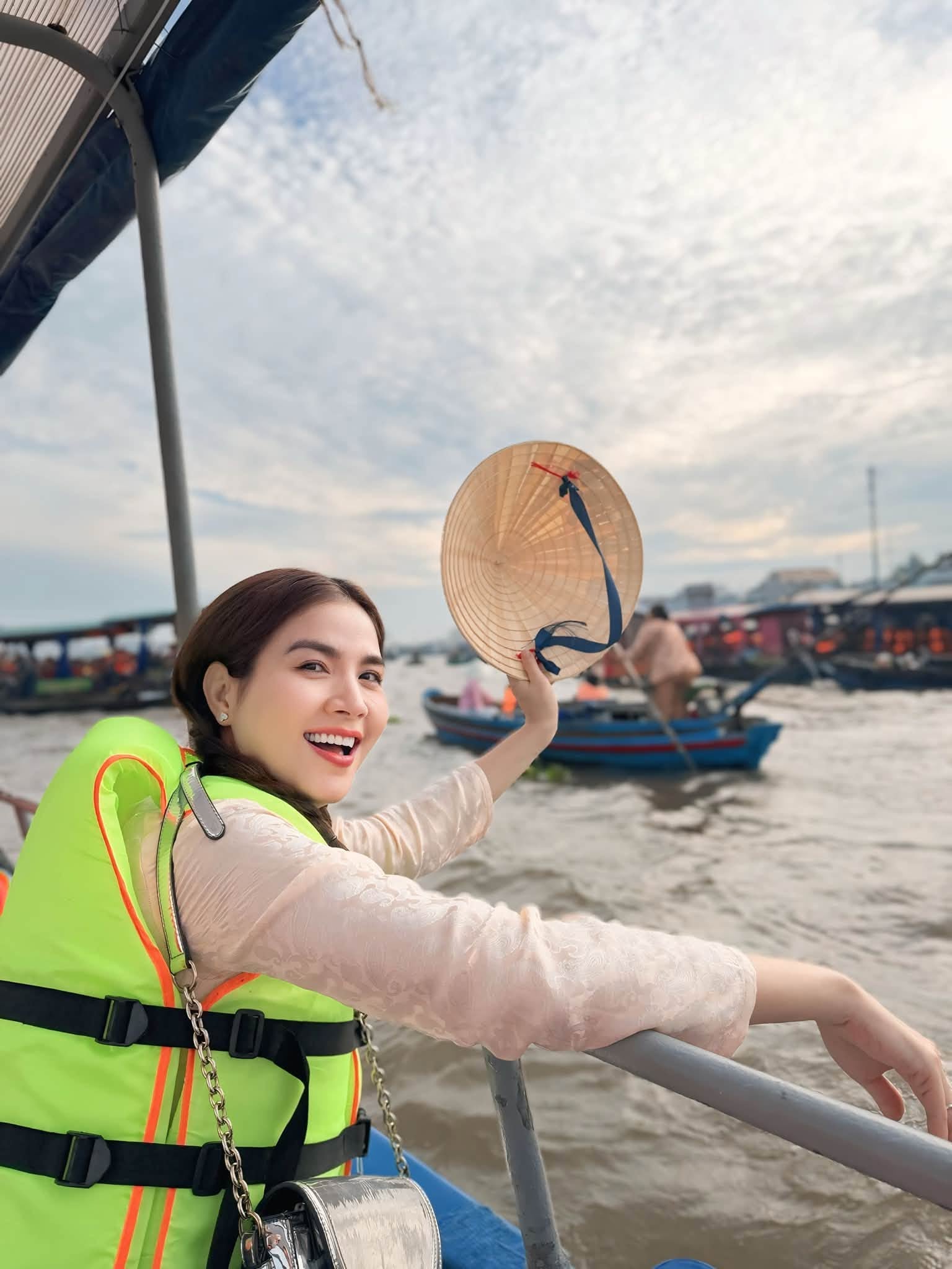 Gallery - Sao Việt 6/7: Phi Hùng phải lên tiếng về thông tin cưới 'mẹ đơn thân' Ngọc Lan; Võ Hạ Trâm nghẹn ngào tiễn biệt nghệ sĩ Bạch Vân - image 37