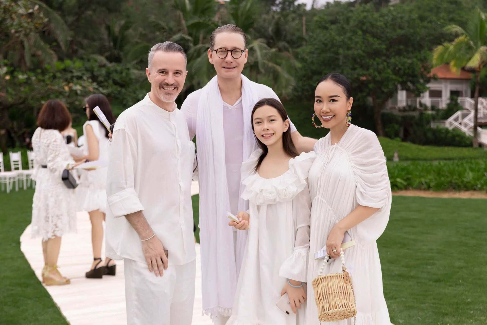Gallery - Sao Việt 6/7: Phi Hùng phải lên tiếng về thông tin cưới 'mẹ đơn thân' Ngọc Lan; Võ Hạ Trâm nghẹn ngào tiễn biệt nghệ sĩ Bạch Vân - image 42