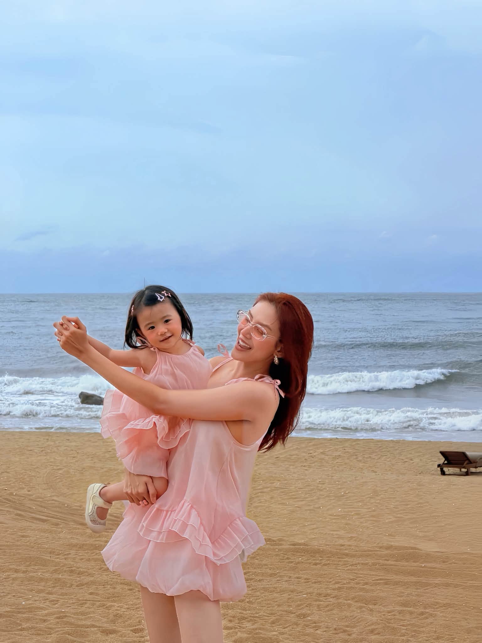 Gallery - Sao Việt 6/7: Phi Hùng phải lên tiếng về thông tin cưới 'mẹ đơn thân' Ngọc Lan; Võ Hạ Trâm nghẹn ngào tiễn biệt nghệ sĩ Bạch Vân - image 45