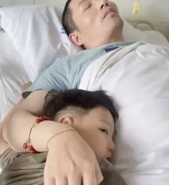 Gallery - Chồng hôn mê 7 năm tỉnh lại nhờ vợ mỗi ngày 'cắn ngón chân đánh thức', câu nói đầu tiên khiến mọi người xúc động - image 4