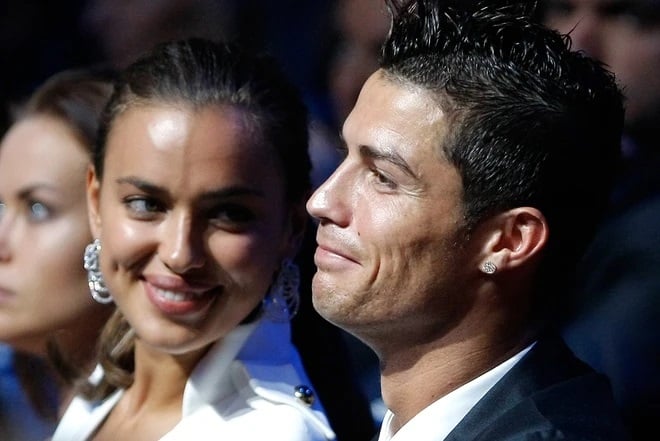 Gallery - Cô gái nghèo từng thẳng thừng đá Ronaldo: Từ siêu mẫu nhà quê đến con cưng của Versace  và Givenchy, mất 11 triệu người theo dõi trong 1 đêm vẫn mang bụng bầu lên sàn diễn - image 3