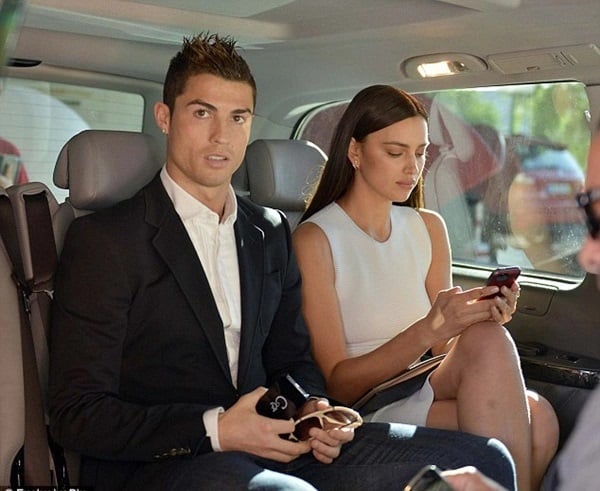 Gallery - Cô gái nghèo từng thẳng thừng đá Ronaldo: Từ siêu mẫu nhà quê đến con cưng của Versace  và Givenchy, mất 11 triệu người theo dõi trong 1 đêm vẫn mang bụng bầu lên sàn diễn - image 5