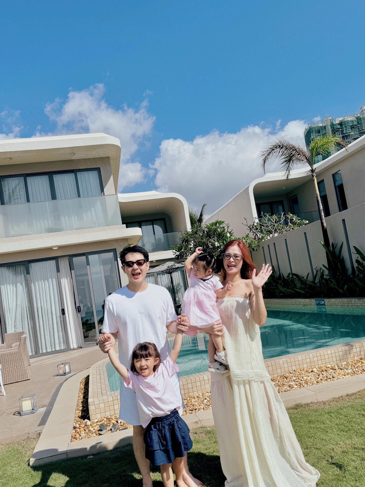 Gallery - Thiếu gia của tập đoàn nhựa Tân Hiệp Hưng công khai khoe vợ là ca sĩ nổi tiếng, chỉ nói vỏn vẹn 2 từ mà khiến dân mạng 'tan chảy' - image 1