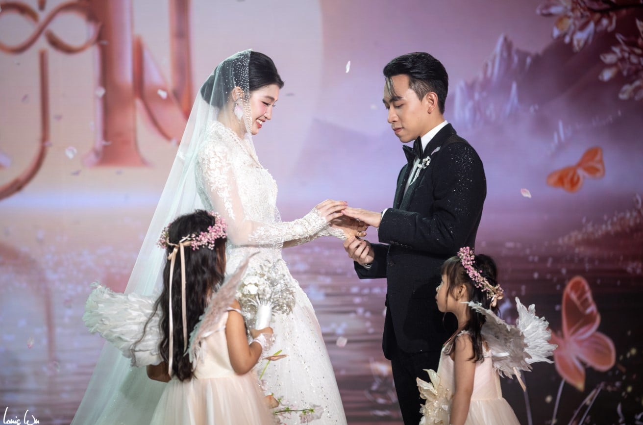 Gallery - Dàn Á hậu xuất thân từ 'lò đào tạo' dâu hào môn: Phương Nhi lấy con trai tỷ phú, Tường San có cuộc sống 'vạn người mơ' bên ông xã hơn 9 tuổi - image 18