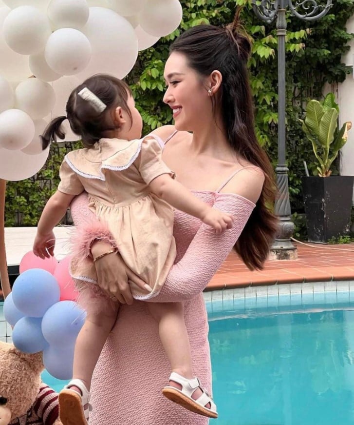 Gallery - Dàn Á hậu xuất thân từ 'lò đào tạo' dâu hào môn: Phương Nhi lấy con trai tỷ phú, Tường San có cuộc sống 'vạn người mơ' bên ông xã hơn 9 tuổi - image 23