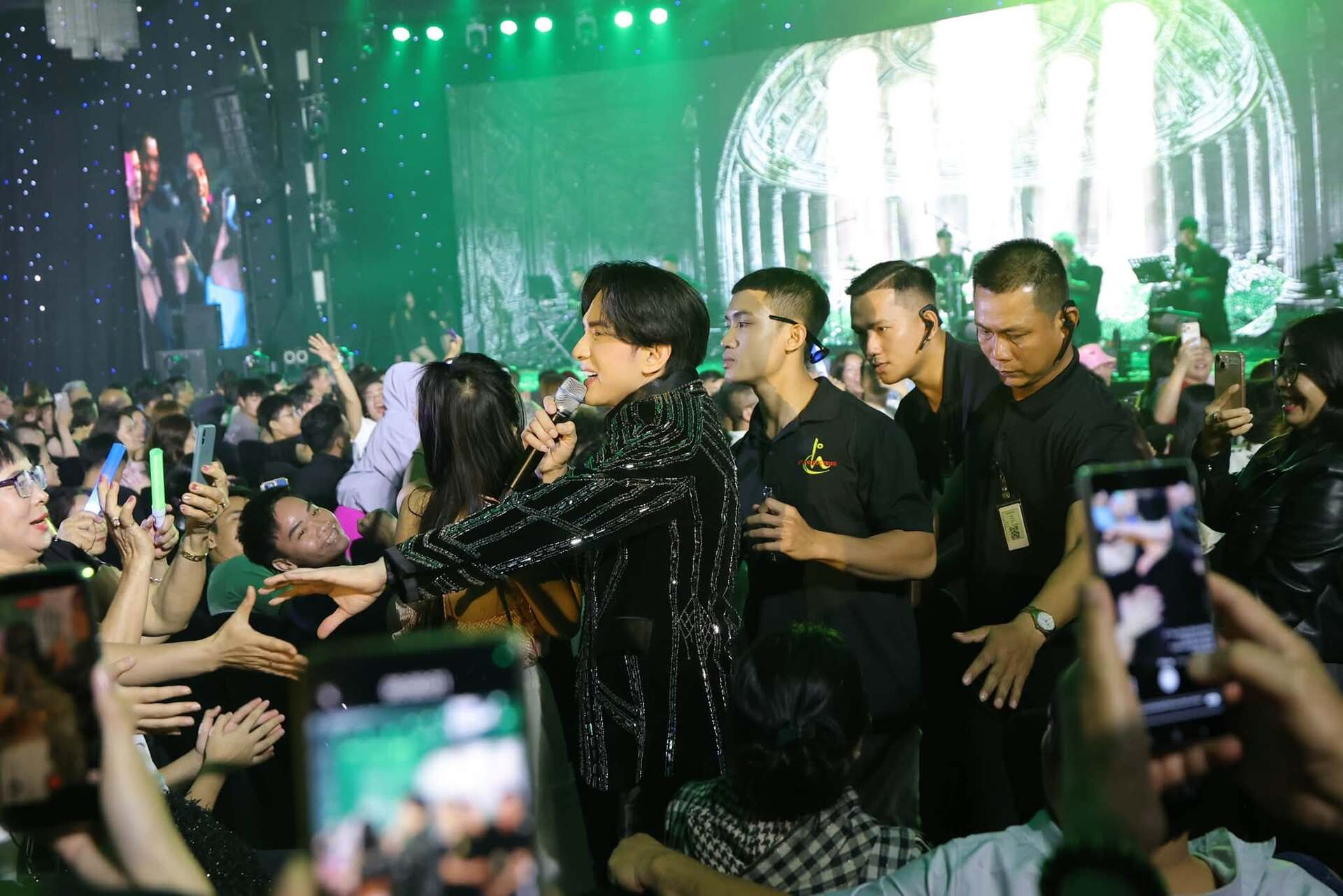 Gallery - Sao Việt 8/7: Nguyên nhân NSƯT Thanh Hùng đột ngột qua đời; NSND Tạ Minh Tâm khóc nghẹn trong đám tang vợ - image 19