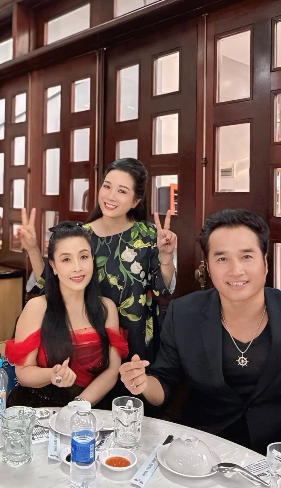 Gallery - Sao Việt 8/7: Nguyên nhân NSƯT Thanh Hùng đột ngột qua đời; NSND Tạ Minh Tâm khóc nghẹn trong đám tang vợ - image 22