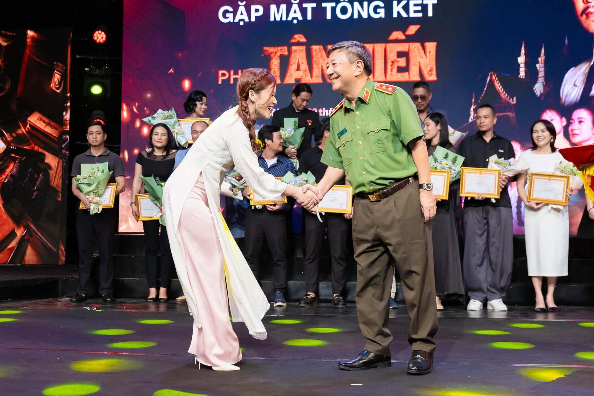 Gallery - Sao Việt 8/7: Nguyên nhân NSƯT Thanh Hùng đột ngột qua đời; NSND Tạ Minh Tâm khóc nghẹn trong đám tang vợ - image 23