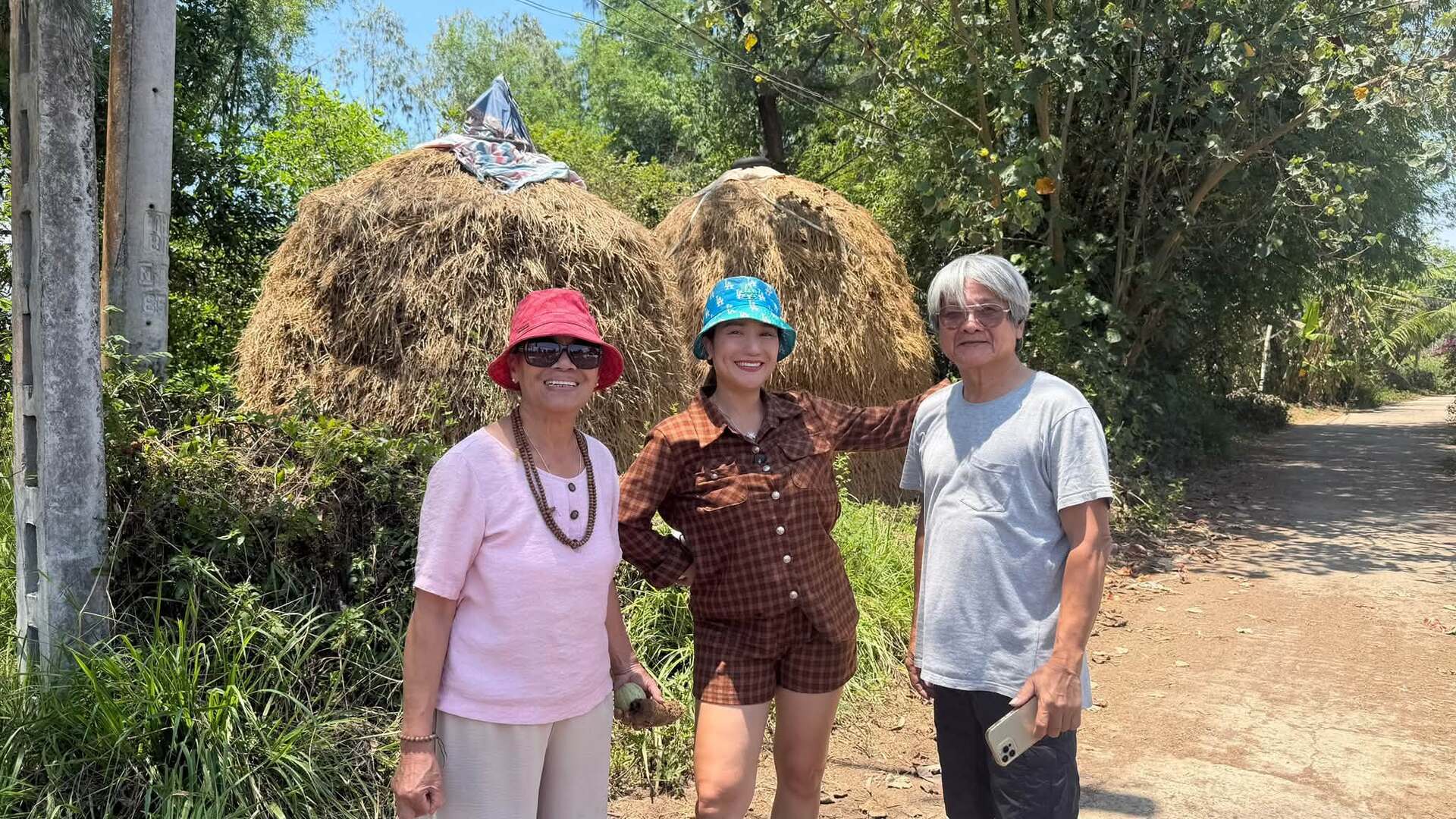 Gallery - Sao Việt 8/7: Nguyên nhân NSƯT Thanh Hùng đột ngột qua đời; NSND Tạ Minh Tâm khóc nghẹn trong đám tang vợ - image 26