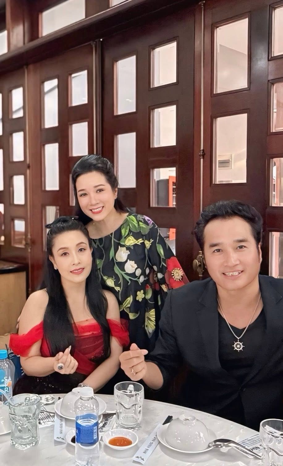 Gallery - Sao Việt 8/7: Nguyên nhân NSƯT Thanh Hùng đột ngột qua đời; NSND Tạ Minh Tâm khóc nghẹn trong đám tang vợ - image 36