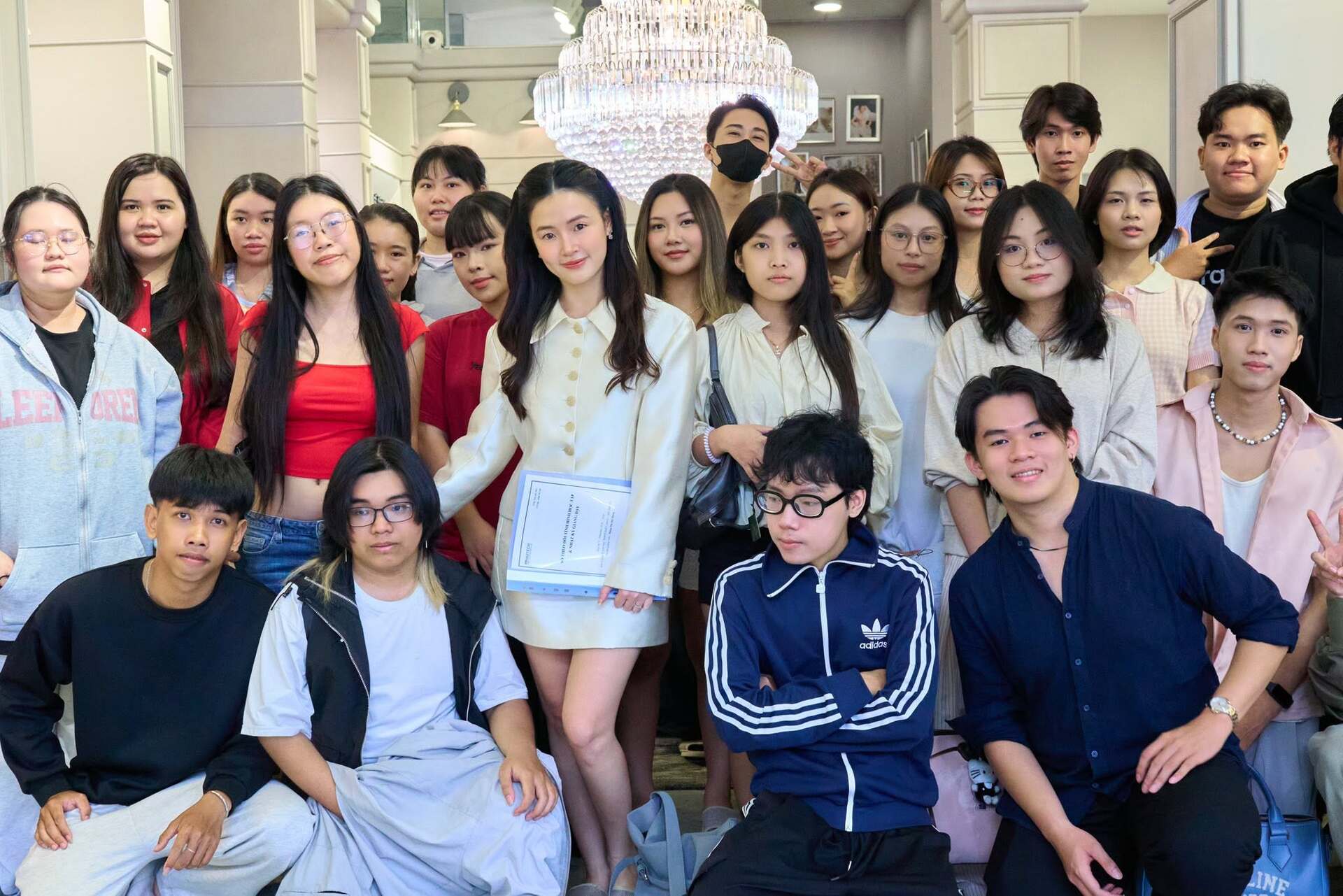Gallery - Sao Việt 8/7: Nguyên nhân NSƯT Thanh Hùng đột ngột qua đời; NSND Tạ Minh Tâm khóc nghẹn trong đám tang vợ - image 40
