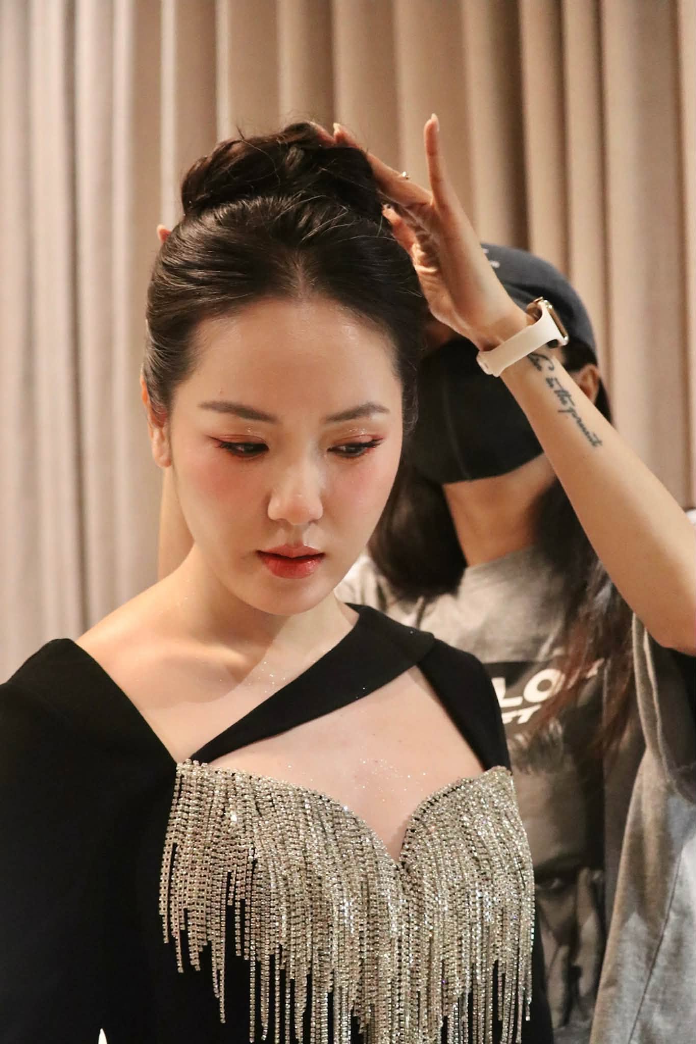 Gallery - Sao Việt 8/7: Nguyên nhân NSƯT Thanh Hùng đột ngột qua đời; NSND Tạ Minh Tâm khóc nghẹn trong đám tang vợ - image 48