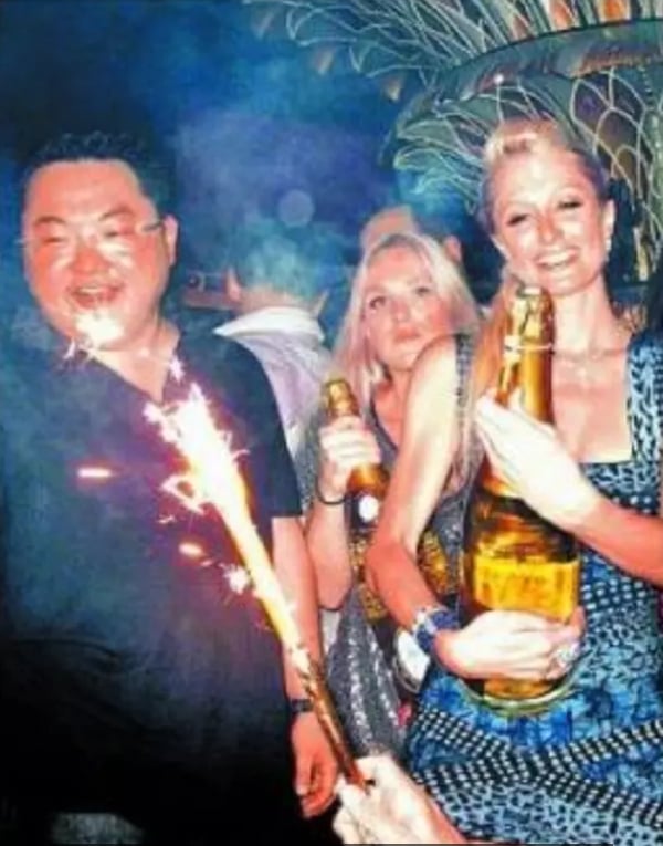 Gallery - Chân dung tỷ phú gốc Trung Quốc tán tỉnh con gái Trump, đốt tiền bao nuôi Miranda Kerr, Paris Hilton, gọi một câu thì dàn sao đình đám Hollywood lập tức có mặt - image 3