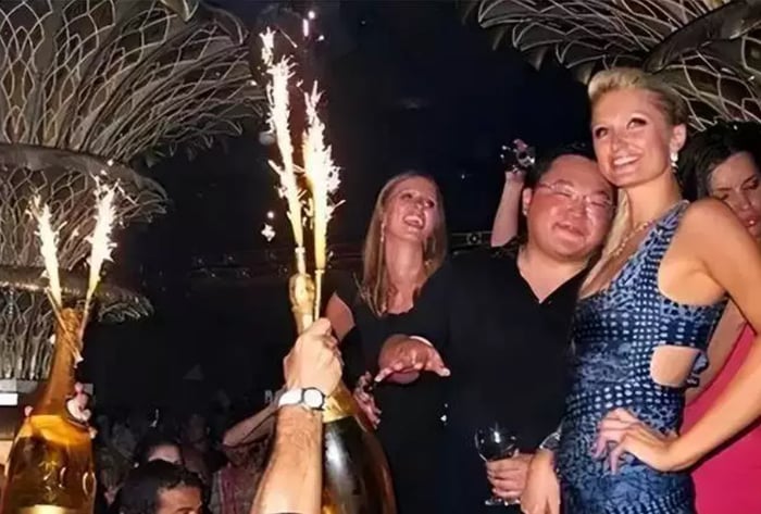 Gallery - Chân dung tỷ phú gốc Trung Quốc tán tỉnh con gái Trump, đốt tiền bao nuôi Miranda Kerr, Paris Hilton, gọi một câu thì dàn sao đình đám Hollywood lập tức có mặt - image 5