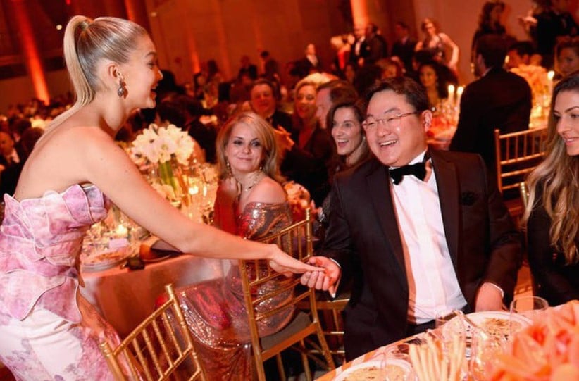 Gallery - Chân dung tỷ phú gốc Trung Quốc tán tỉnh con gái Trump, đốt tiền bao nuôi Miranda Kerr, Paris Hilton, gọi một câu thì dàn sao đình đám Hollywood lập tức có mặt - image 7