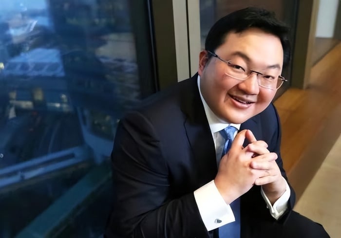 Gallery - Chân dung tỷ phú gốc Trung Quốc tán tỉnh con gái Trump, đốt tiền bao nuôi Miranda Kerr, Paris Hilton, gọi một câu thì dàn sao đình đám Hollywood lập tức có mặt - image 13