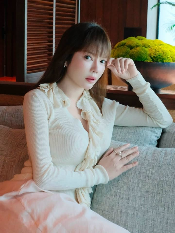 Gallery - Lý Nhã Kỳ: 'Phú bà' kim cương của Vbiz, từng sở hữu đến 5 két sắt, viên trị giá nhất có giá  917 tỷ đồng - image 8