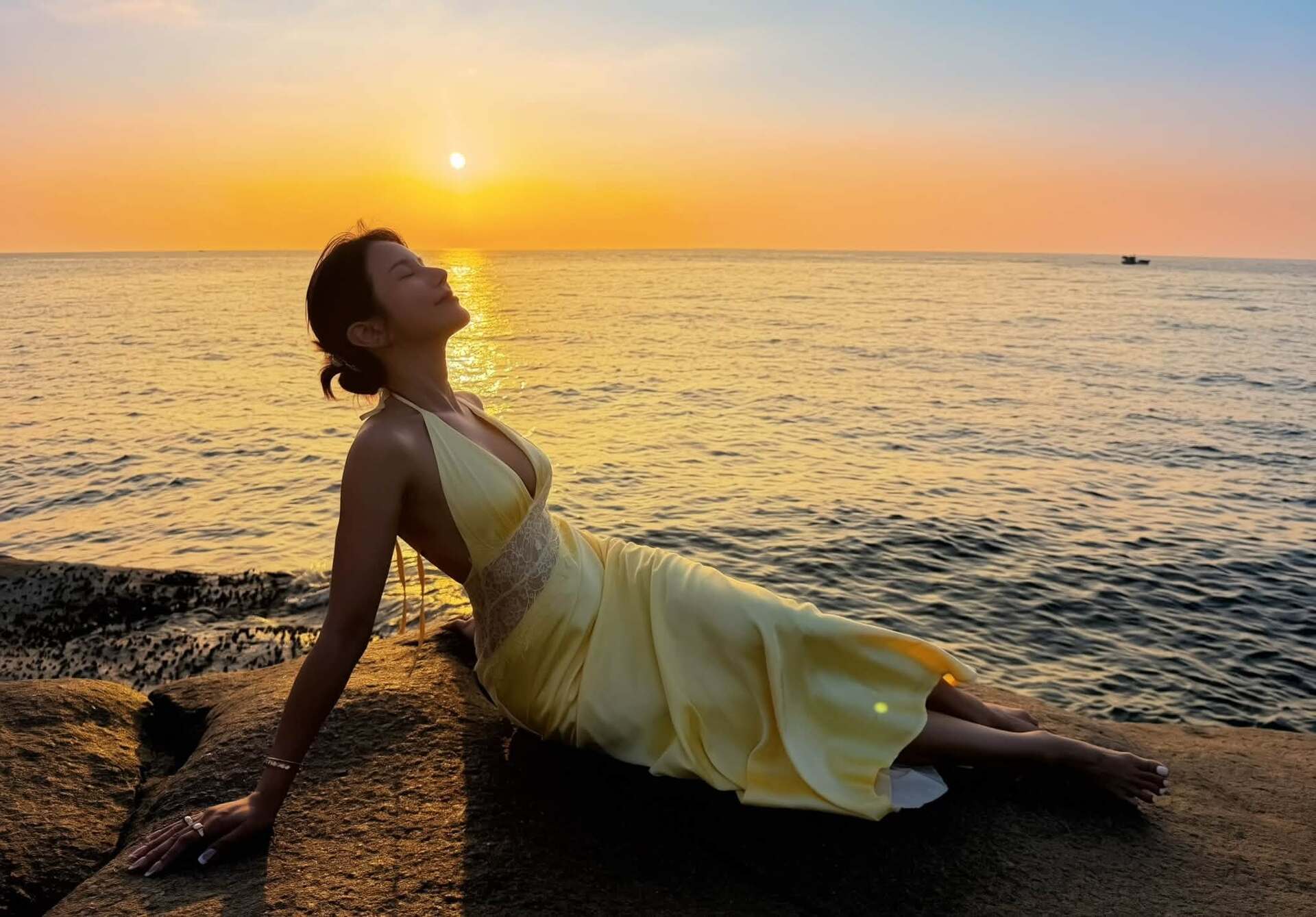 Gallery - Sao Việt 9/7: Nhà Hoài Linh có tin vui; Binz 'phát tướng' không nhận ra - image 37
