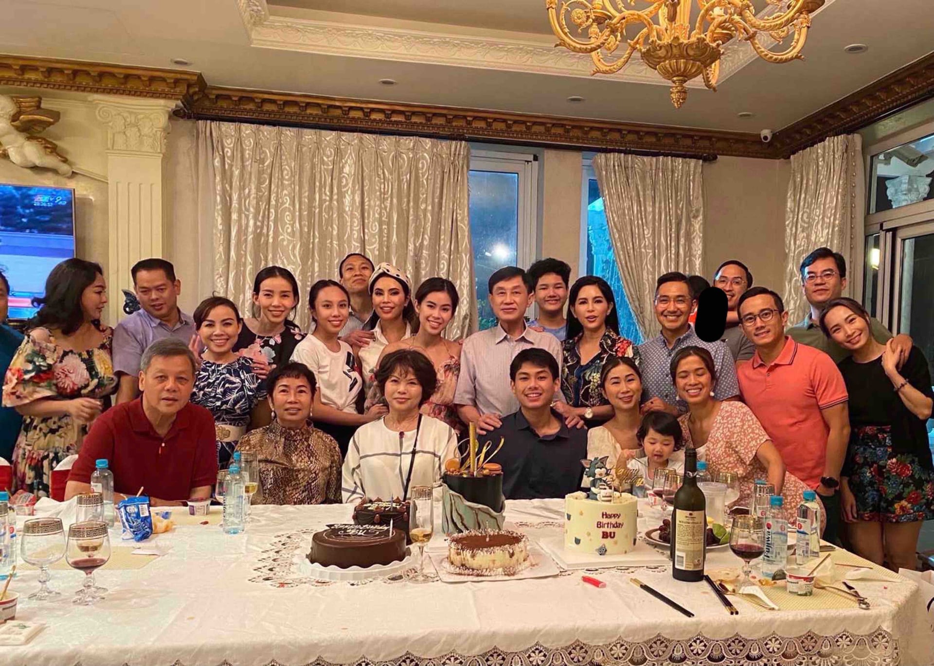 Gallery - Bí mật trong gia tộc tỷ phú Johnathan Hạnh Nguyễn: Cuộc sống vương giả, dùng lược bằng vàng và nguyên tắc dạy con đáng nể - image 3