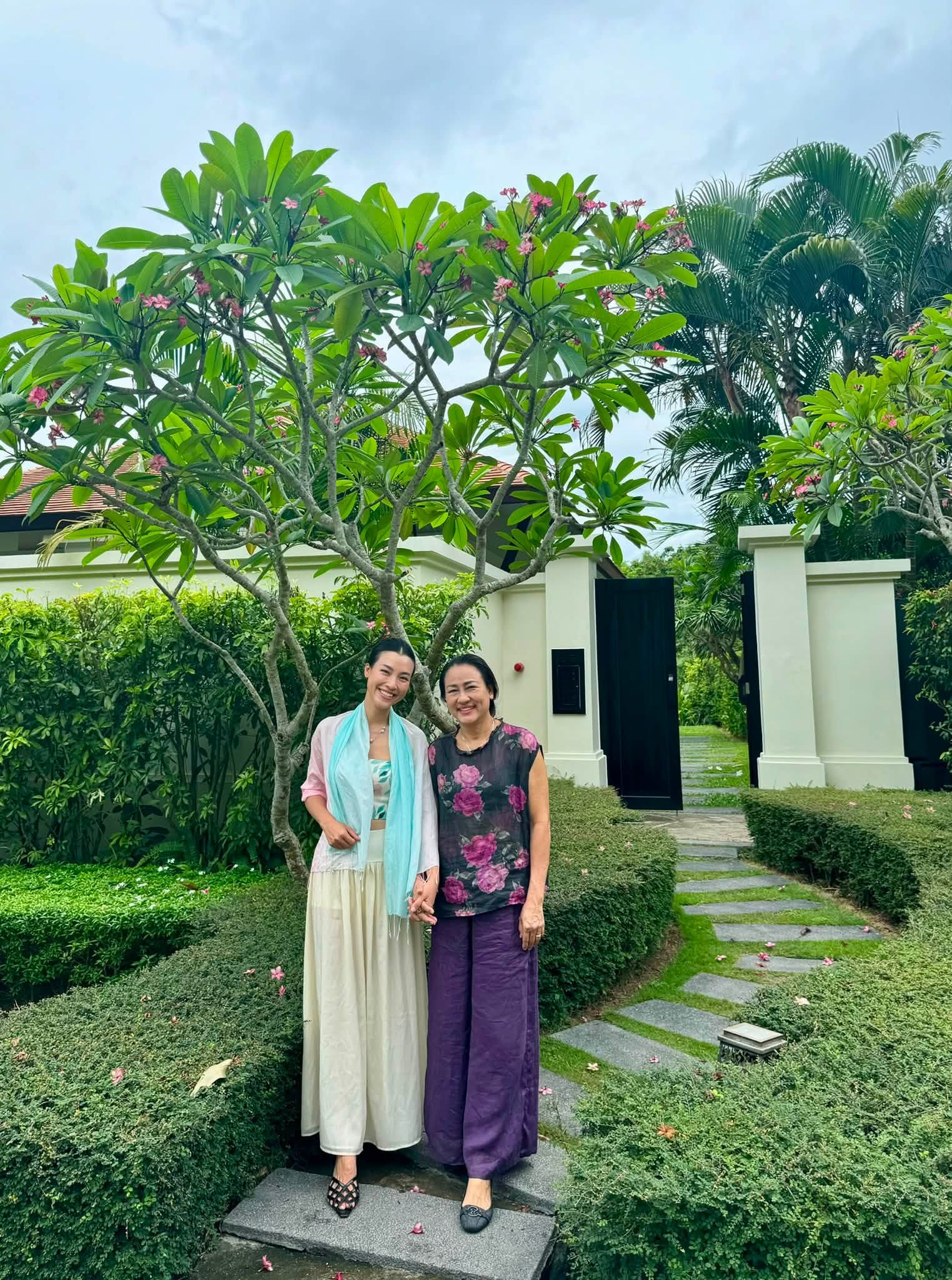 Gallery - Sao Việt 10/7: Lộ diện mạo mới nhất của Hoài Linh khi trở về Mỹ; Xót xa hình ảnh NSND Tạ Minh Tâm ngồi bên huyệt mộ của vợ - image 1