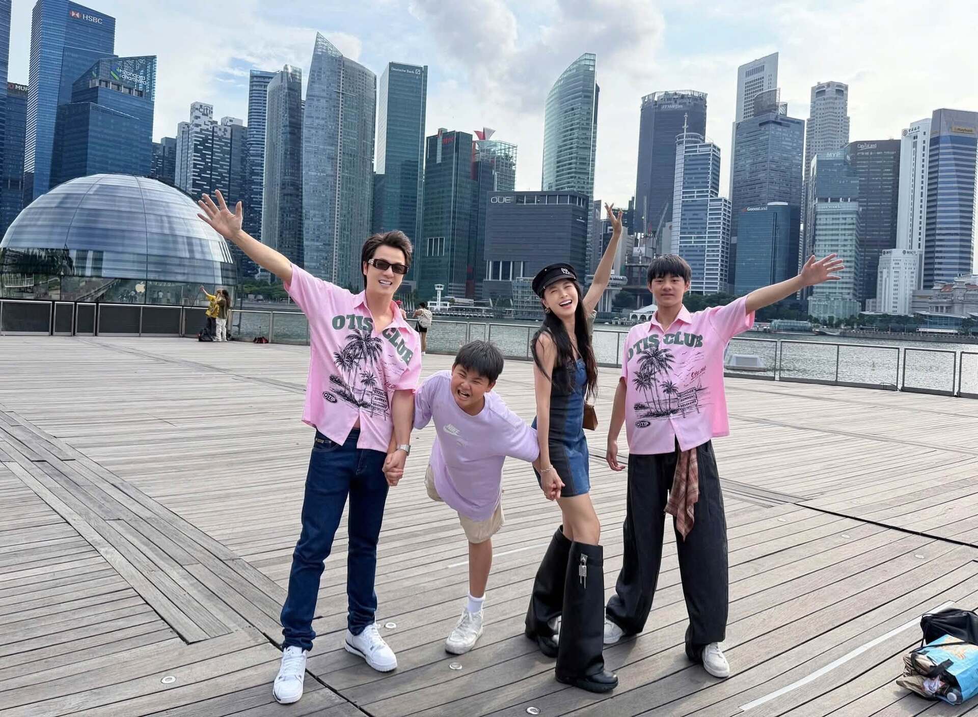 Gallery - Sao Việt 11/7: Nhan sắc vợ thiếu gia nhựa Duy Tân qua camera thường; Vợ Huỳnh Anh nhận tin nhắn: 'Gớm, già, xấu, tha cho người ta đi lấy vợ' - image 7