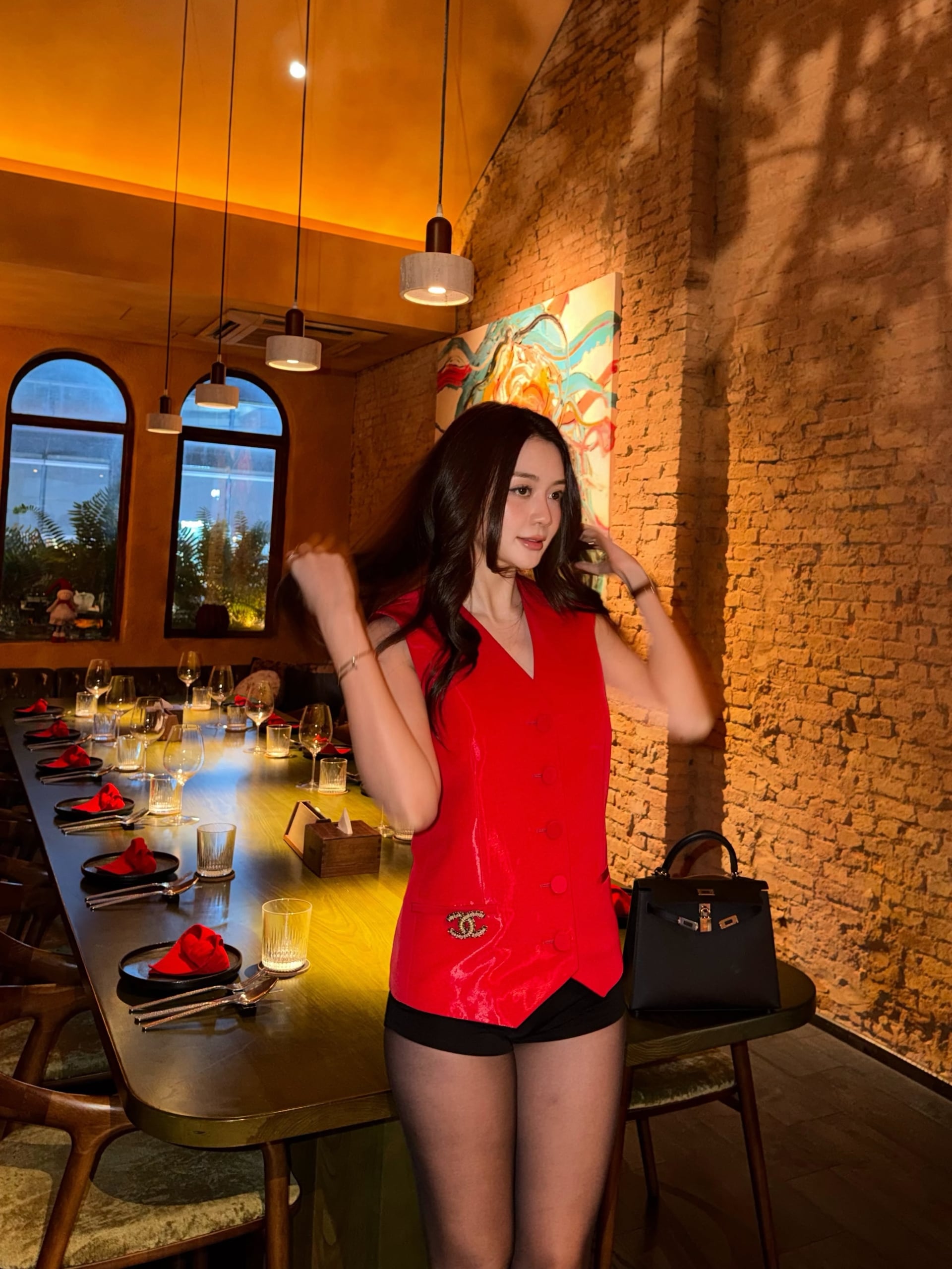 Gallery - Sao Việt 11/7: Nhan sắc vợ thiếu gia nhựa Duy Tân qua camera thường; Vợ Huỳnh Anh nhận tin nhắn: 'Gớm, già, xấu, tha cho người ta đi lấy vợ' - image 8