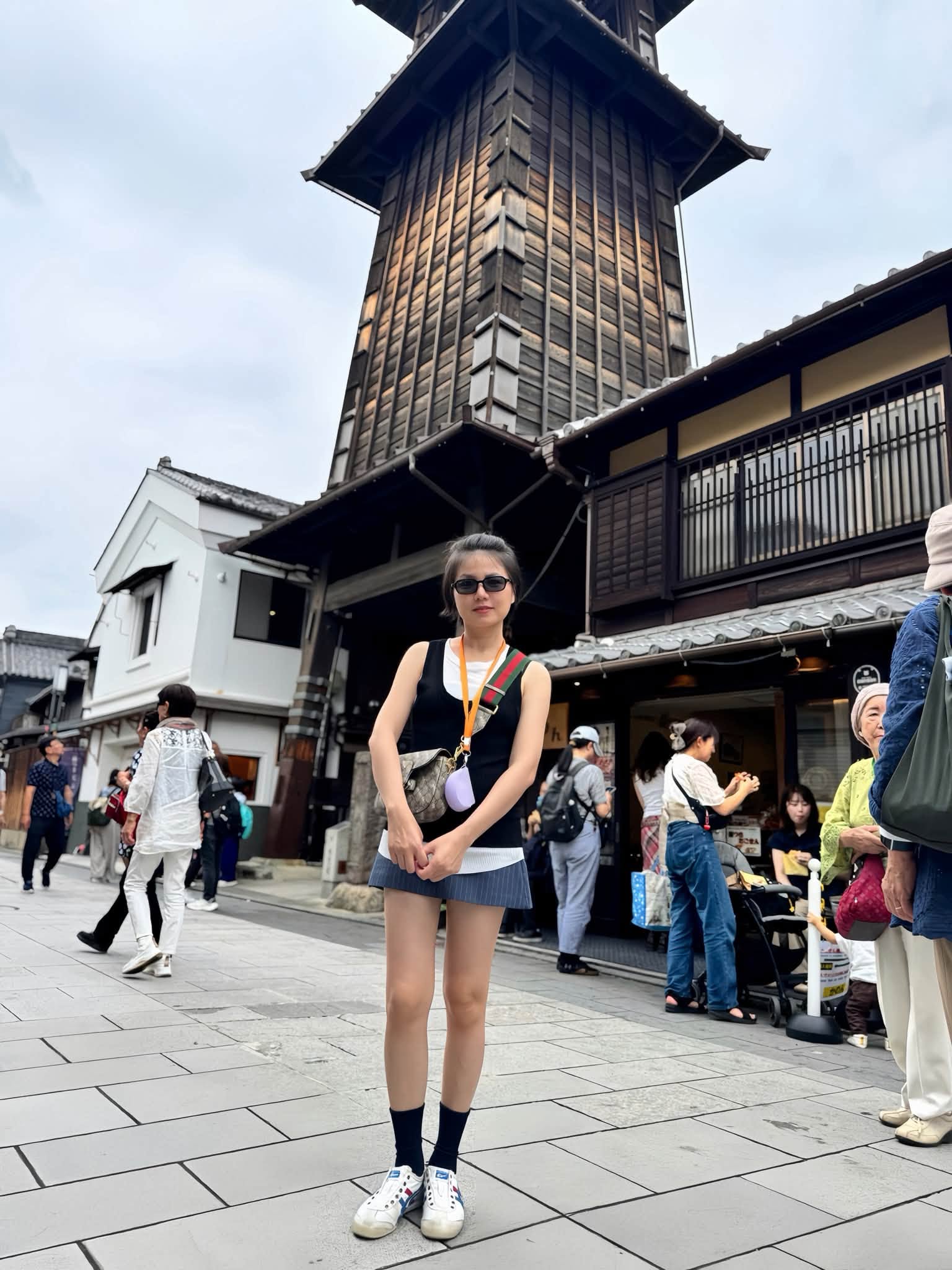 Gallery - Sao Việt 10/7: Lộ diện mạo mới nhất của Hoài Linh khi trở về Mỹ; Xót xa hình ảnh NSND Tạ Minh Tâm ngồi bên huyệt mộ của vợ - image 3