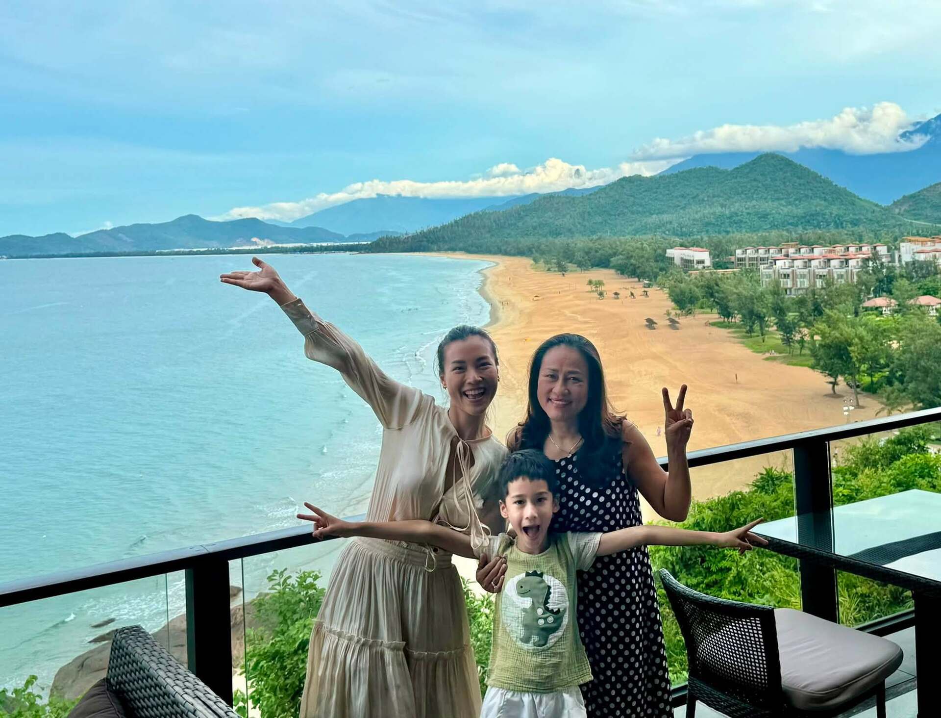 Gallery - Sao Việt 10/7: Lộ diện mạo mới nhất của Hoài Linh khi trở về Mỹ; Xót xa hình ảnh NSND Tạ Minh Tâm ngồi bên huyệt mộ của vợ - image 4