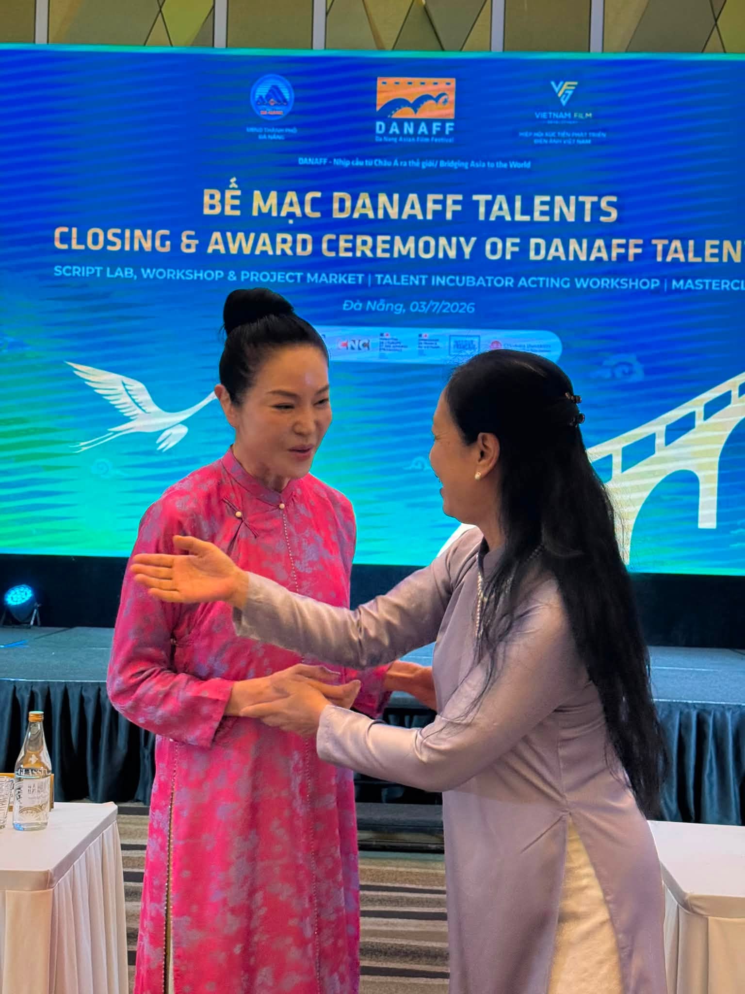 Gallery - Sao Việt 10/7: Lộ diện mạo mới nhất của Hoài Linh khi trở về Mỹ; Xót xa hình ảnh NSND Tạ Minh Tâm ngồi bên huyệt mộ của vợ - image 5
