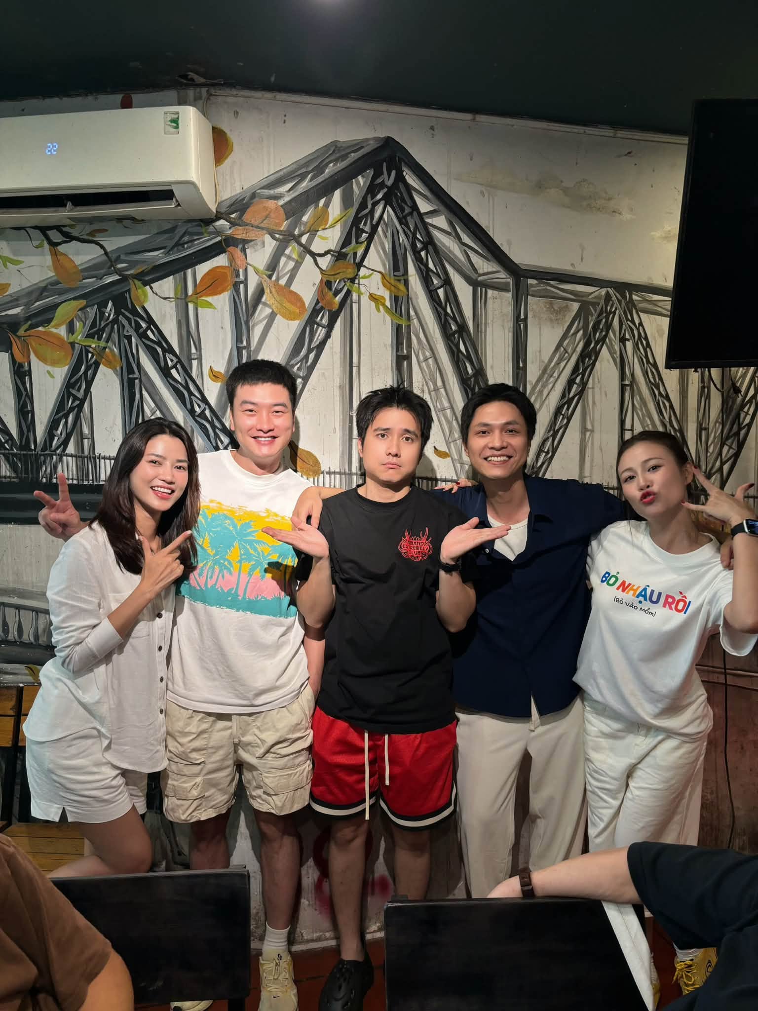 Gallery - Sao Việt 10/7: Lộ diện mạo mới nhất của Hoài Linh khi trở về Mỹ; Xót xa hình ảnh NSND Tạ Minh Tâm ngồi bên huyệt mộ của vợ - image 6