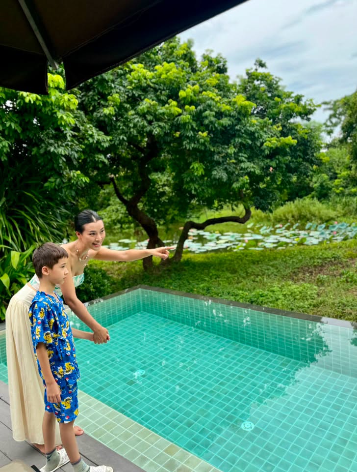 Gallery - Sao Việt 10/7: Lộ diện mạo mới nhất của Hoài Linh khi trở về Mỹ; Xót xa hình ảnh NSND Tạ Minh Tâm ngồi bên huyệt mộ của vợ - image 13