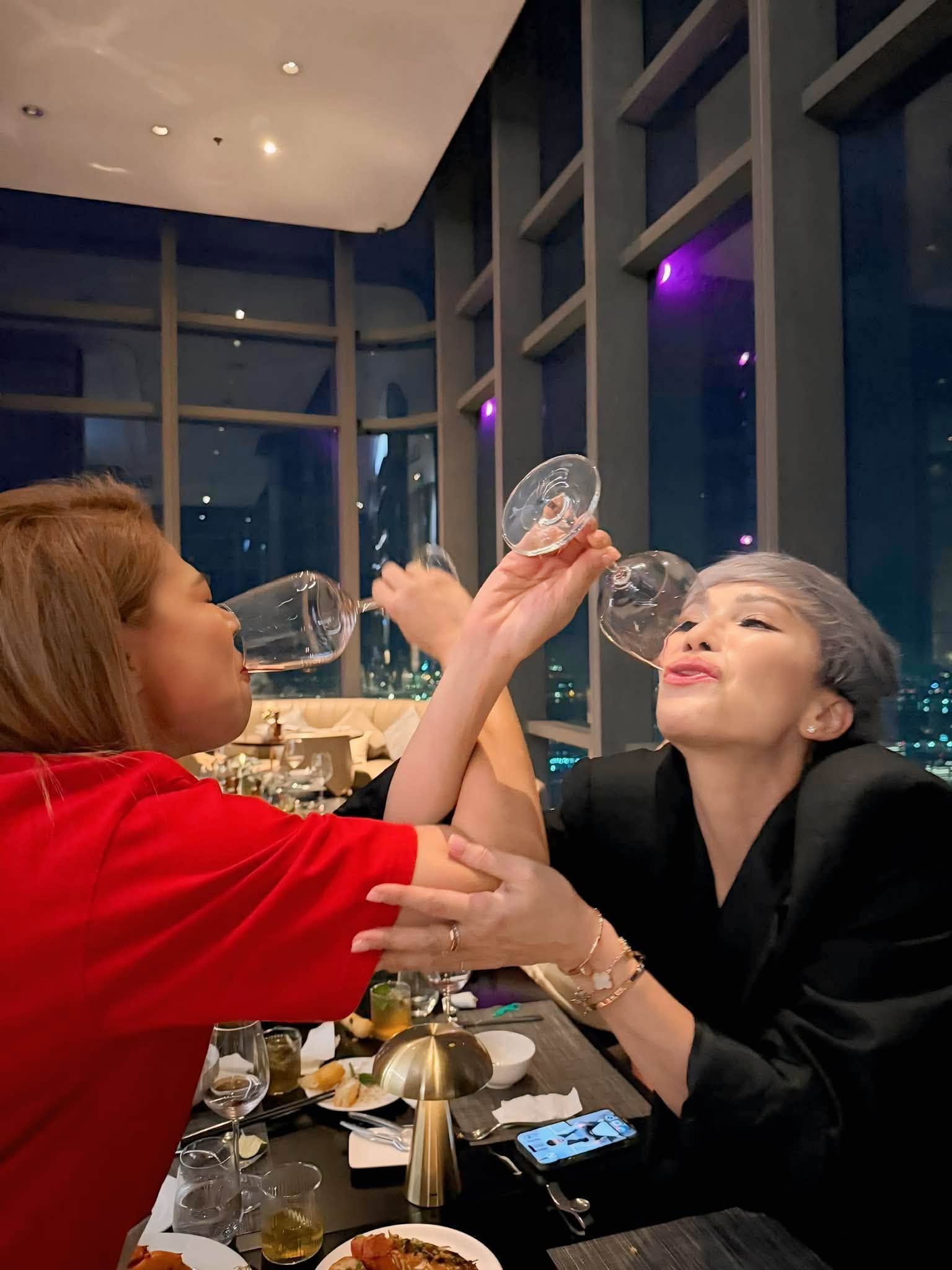 Gallery - Sao Việt 10/7: Lộ diện mạo mới nhất của Hoài Linh khi trở về Mỹ; Xót xa hình ảnh NSND Tạ Minh Tâm ngồi bên huyệt mộ của vợ - image 16