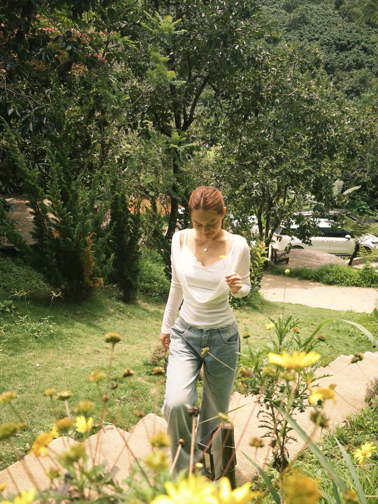 Gallery - Sao Việt 11/7: Nhan sắc vợ thiếu gia nhựa Duy Tân qua camera thường; Vợ Huỳnh Anh nhận tin nhắn: 'Gớm, già, xấu, tha cho người ta đi lấy vợ' - image 14