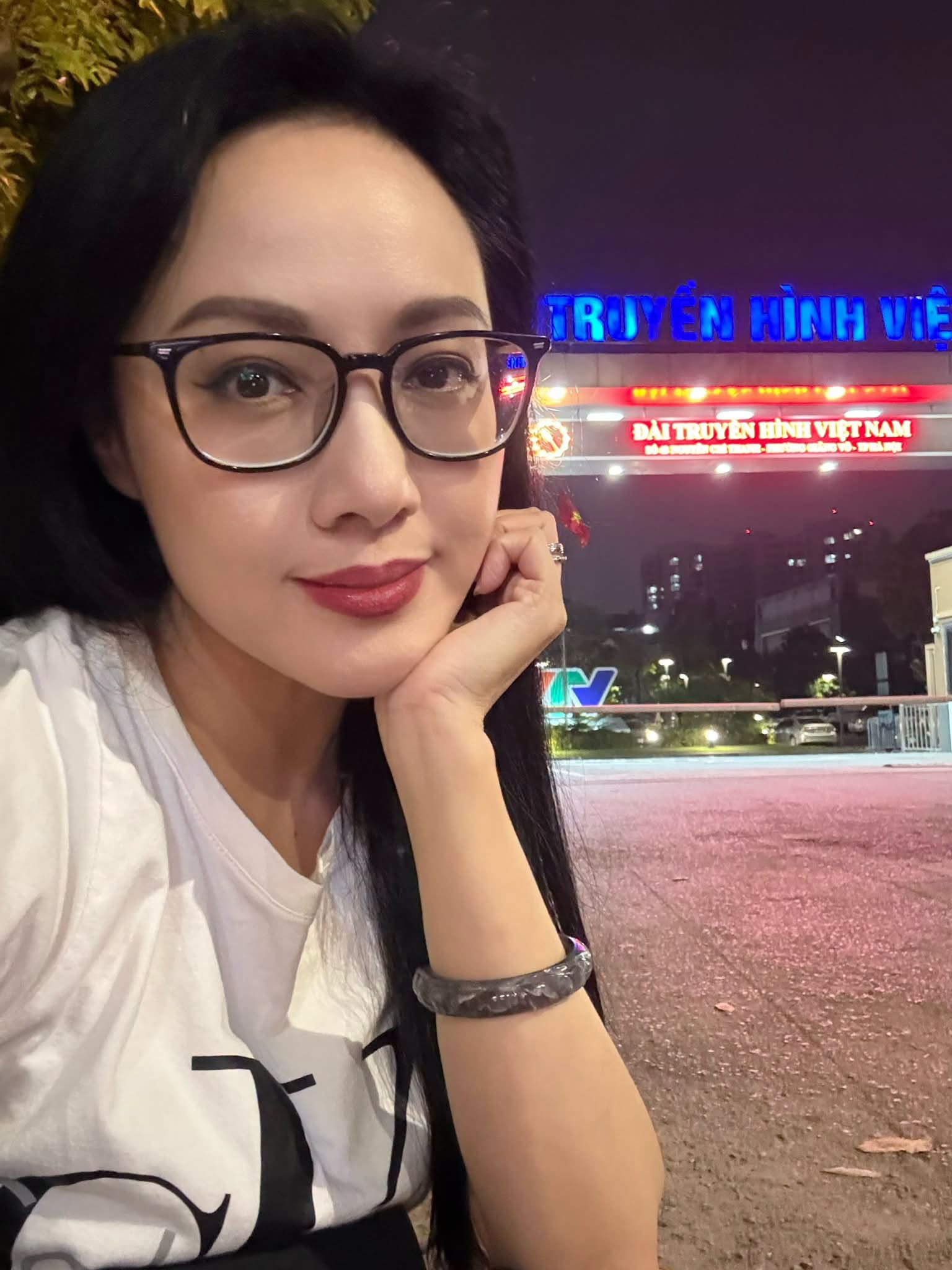 Gallery - Sao Việt 10/7: Lộ diện mạo mới nhất của Hoài Linh khi trở về Mỹ; Xót xa hình ảnh NSND Tạ Minh Tâm ngồi bên huyệt mộ của vợ - image 17