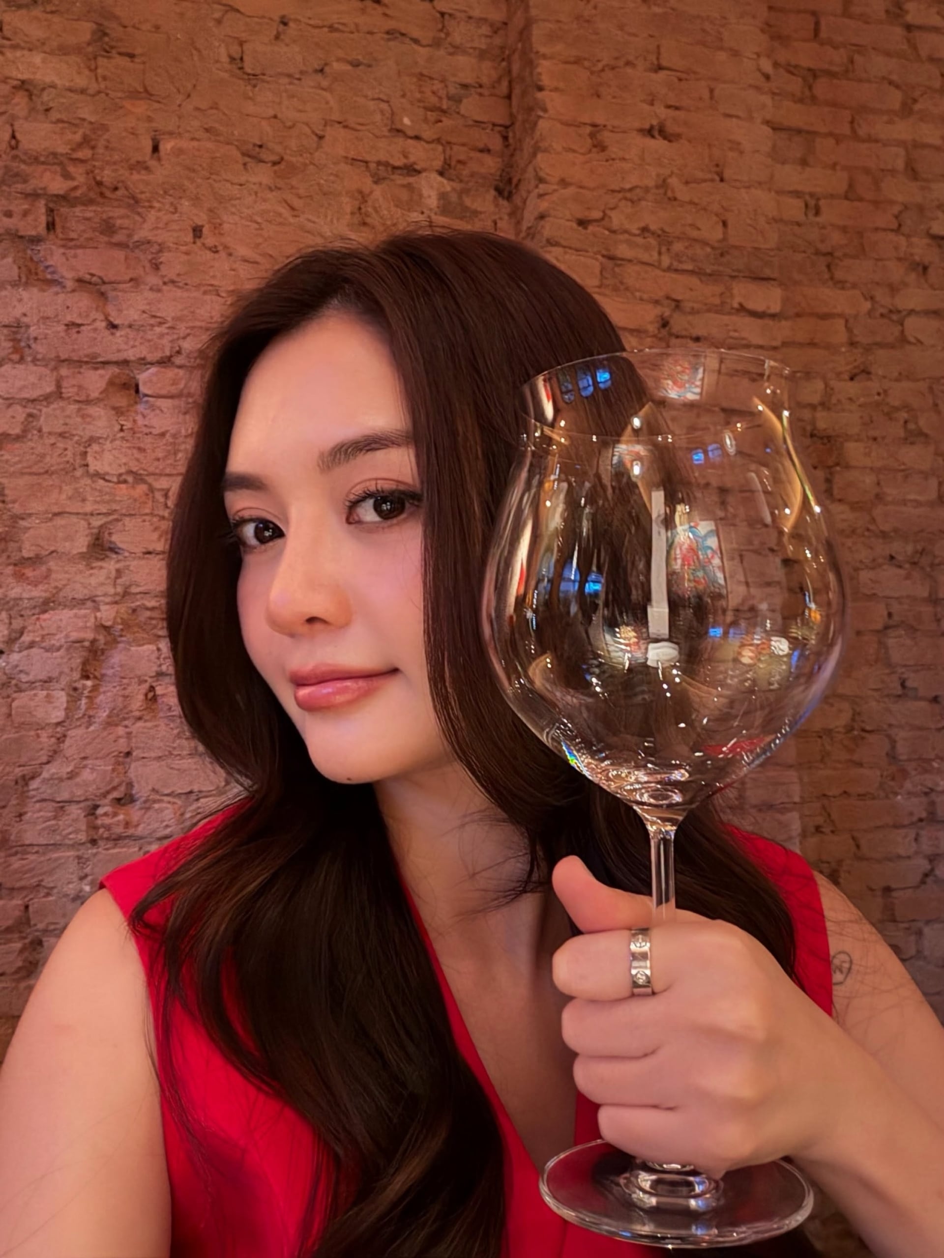 Gallery - Sao Việt 11/7: Nhan sắc vợ thiếu gia nhựa Duy Tân qua camera thường; Vợ Huỳnh Anh nhận tin nhắn: 'Gớm, già, xấu, tha cho người ta đi lấy vợ' - image 16