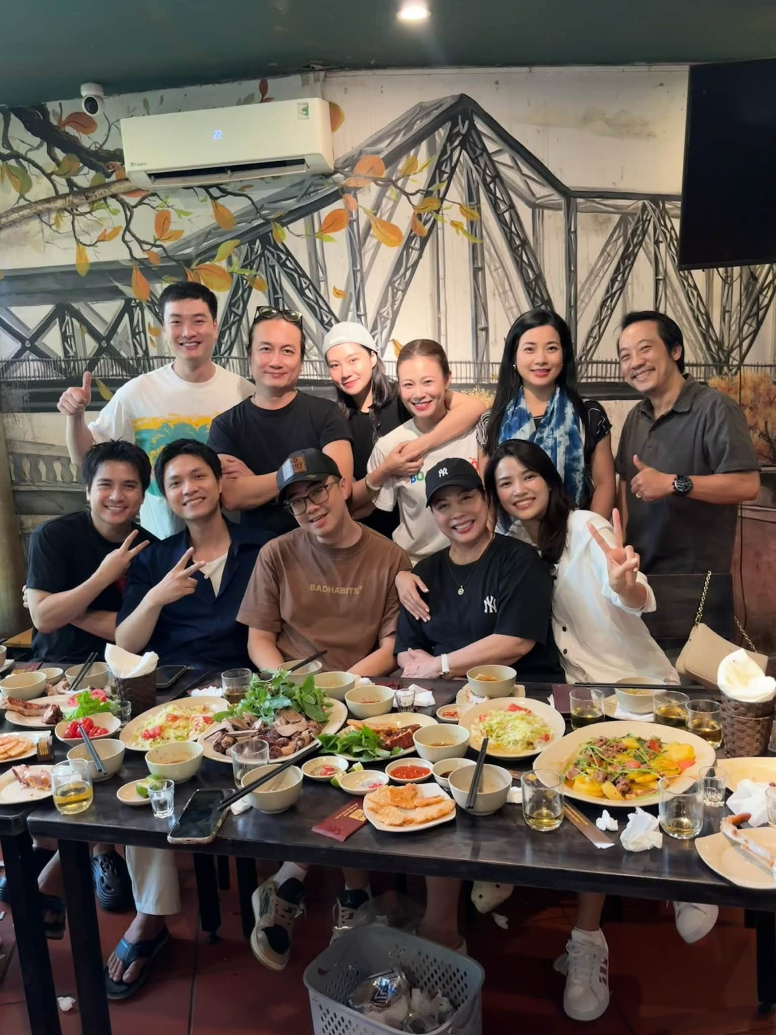 Gallery - Sao Việt 10/7: Lộ diện mạo mới nhất của Hoài Linh khi trở về Mỹ; Xót xa hình ảnh NSND Tạ Minh Tâm ngồi bên huyệt mộ của vợ - image 19