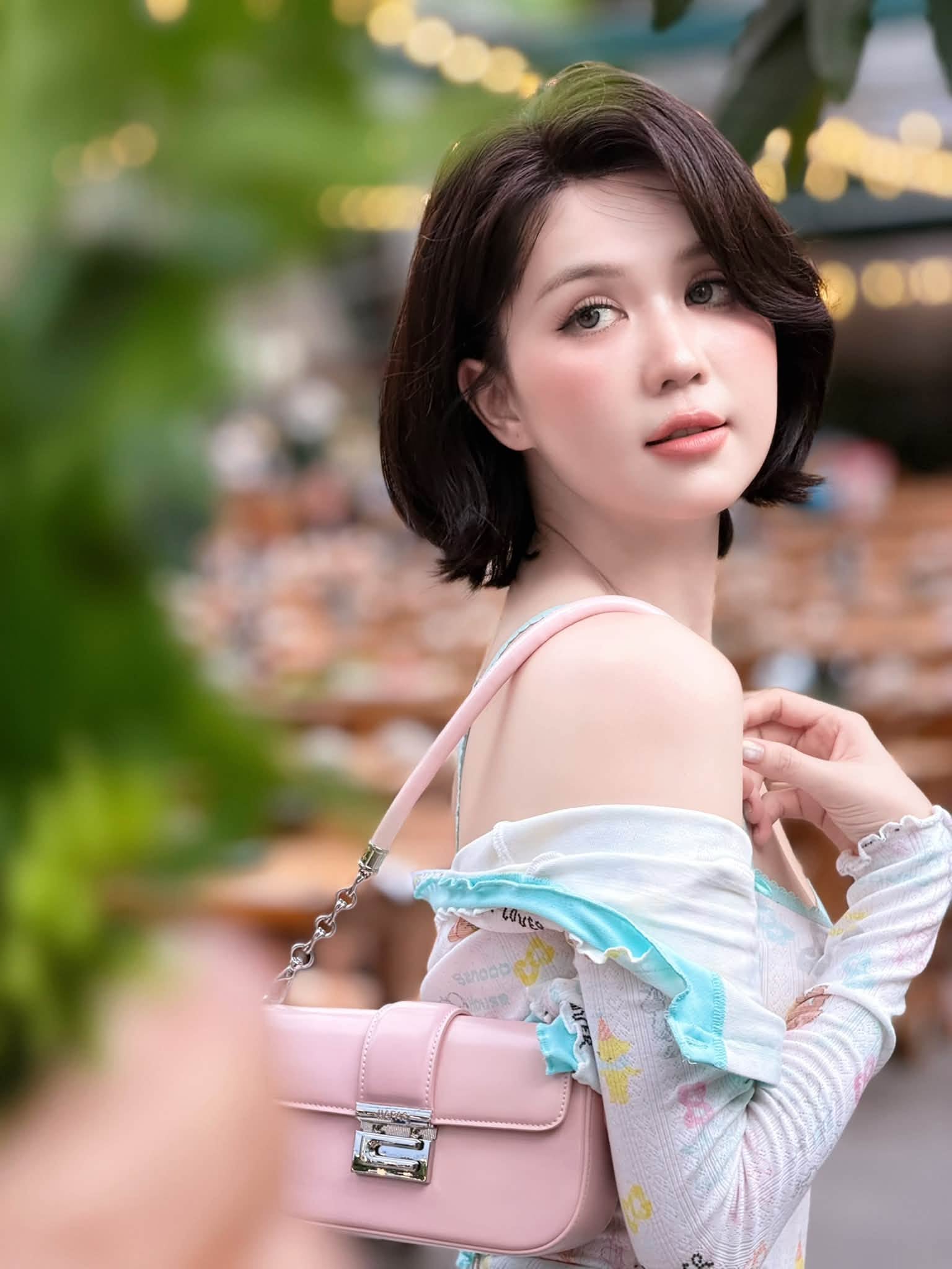 Gallery - Sao Việt 11/7: Nhan sắc vợ thiếu gia nhựa Duy Tân qua camera thường; Vợ Huỳnh Anh nhận tin nhắn: 'Gớm, già, xấu, tha cho người ta đi lấy vợ' - image 17