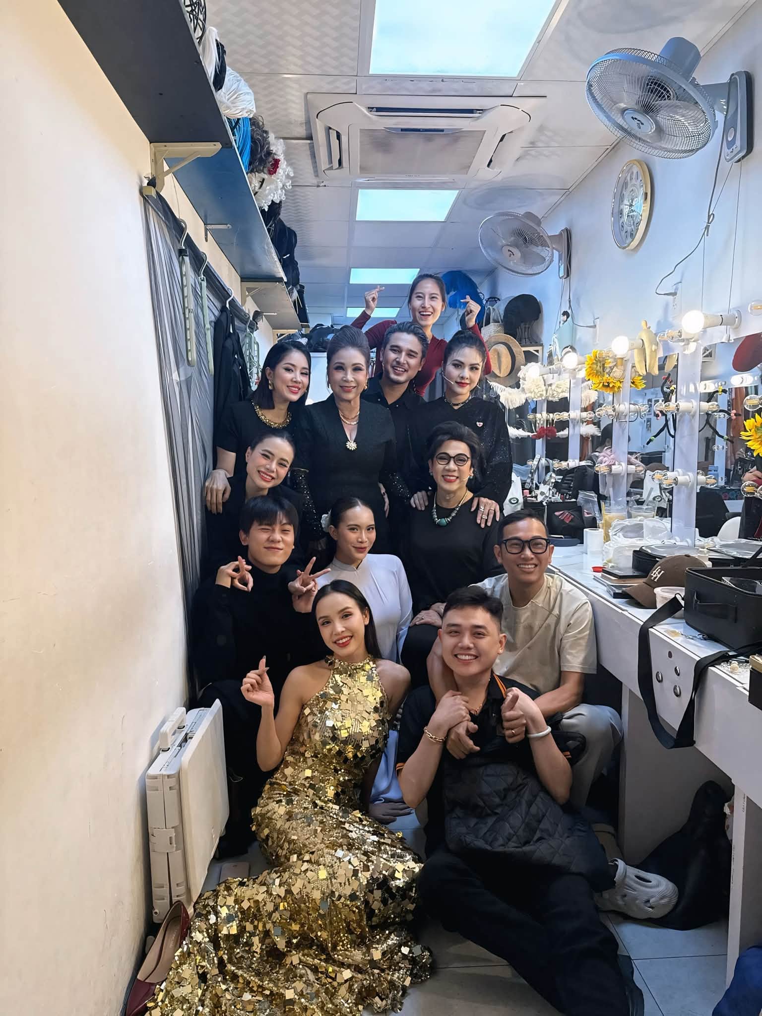 Gallery - Sao Việt 10/7: Lộ diện mạo mới nhất của Hoài Linh khi trở về Mỹ; Xót xa hình ảnh NSND Tạ Minh Tâm ngồi bên huyệt mộ của vợ - image 20