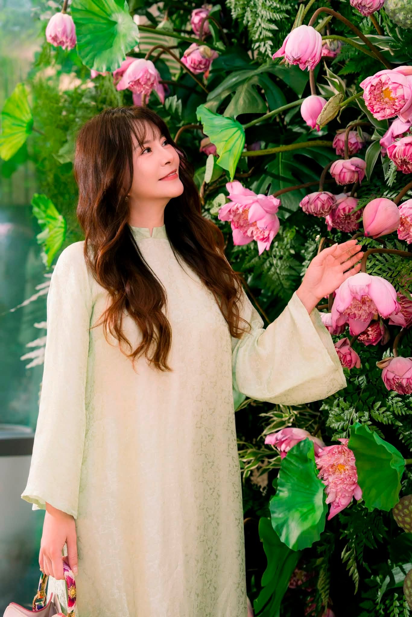 Gallery - Sao Việt 10/7: Lộ diện mạo mới nhất của Hoài Linh khi trở về Mỹ; Xót xa hình ảnh NSND Tạ Minh Tâm ngồi bên huyệt mộ của vợ - image 23