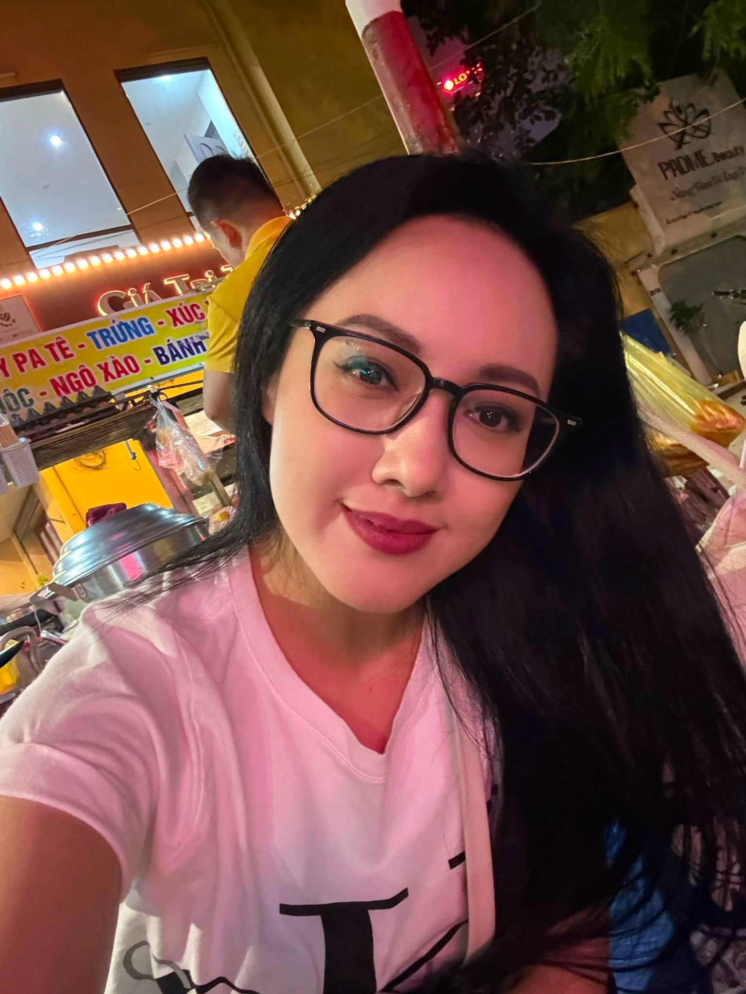Gallery - Sao Việt 10/7: Lộ diện mạo mới nhất của Hoài Linh khi trở về Mỹ; Xót xa hình ảnh NSND Tạ Minh Tâm ngồi bên huyệt mộ của vợ - image 24